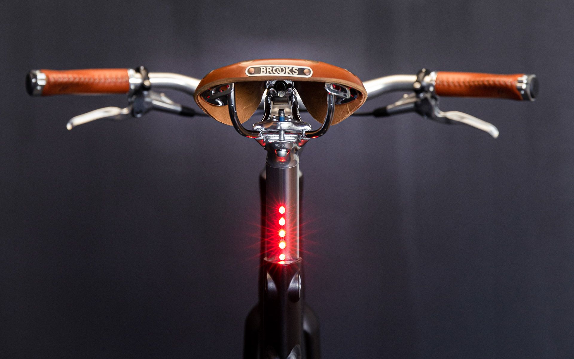 Five LEDs, recessed in the seat post, ensure optimum safety in road traffic from all angles.
