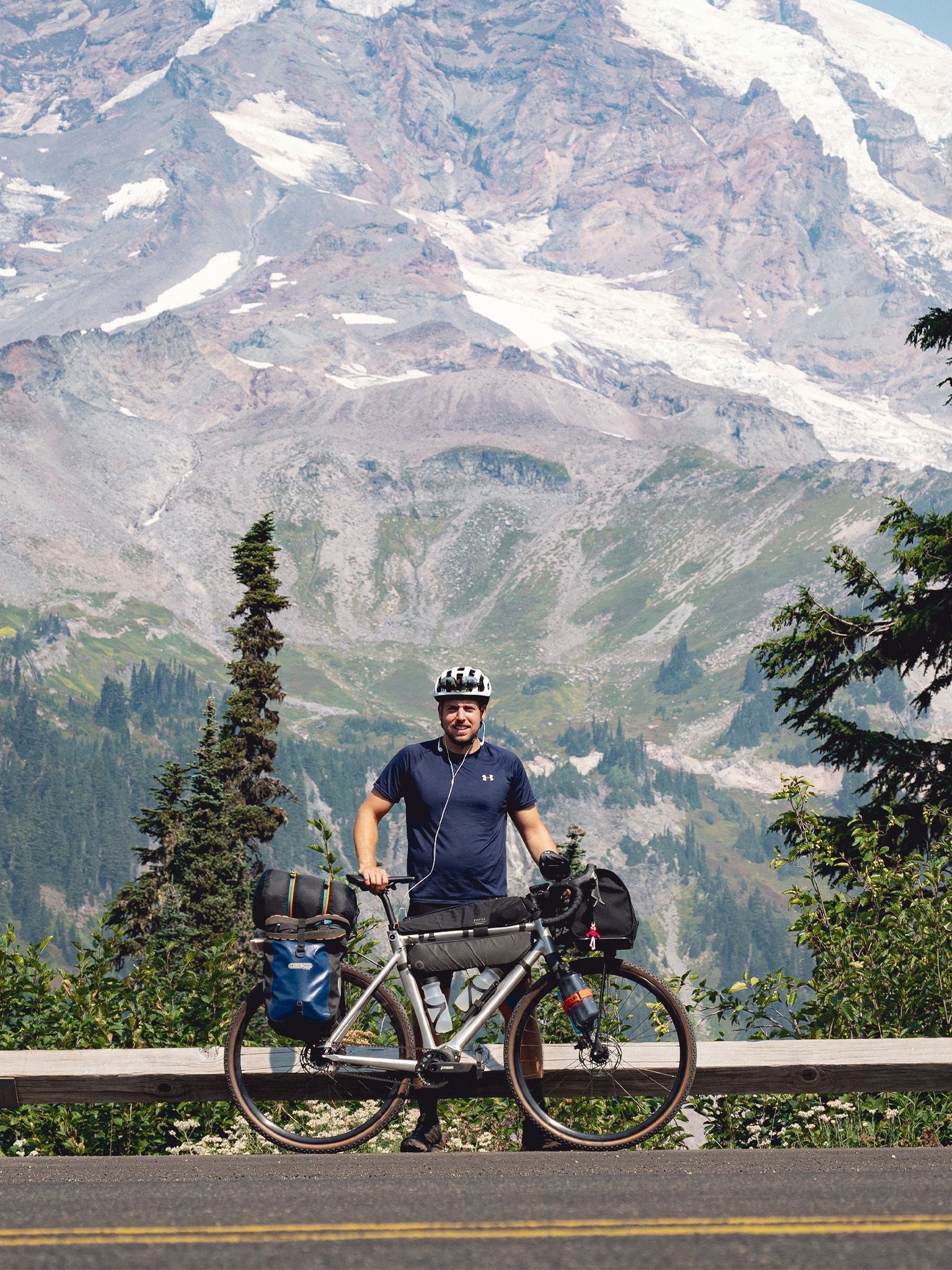  Verschiebe deine Grenze - 3.000 Kilometer Freiheit. - Die vertraute Umgebung gegen eine große Unbekannte zu tauschen, das nennt man wohl ein Abenteuer. Nils hat es gewagt. Allein. Die Reise hat er selbst geplant, und als Teil des Schindelhauer-Teams lag die Wahl des Fahrrads nah. Bikepacking ganz im Schindelhauer-Stil: Off the grid.