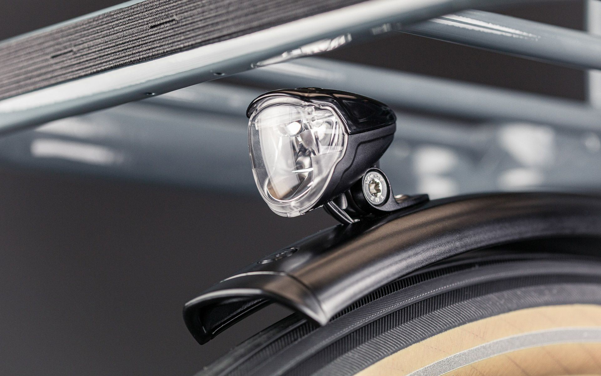 Luminary, reflector, LED and cooling are optimised to achieve a very wide and homogeneous illumination of the road despite a remarkably compact design.

