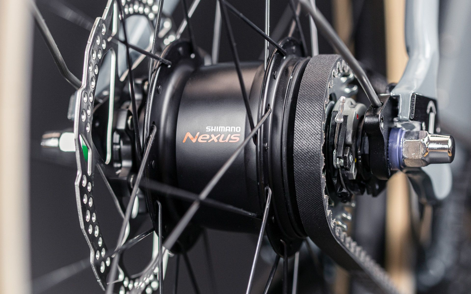 Being low maintenance and ultra-quiet due to the pawl-free design, the Shimano Nexus is also a perfect match for our quiet belt drive. Gears are easily and precisely engaged with the rapid-fire shifter.

