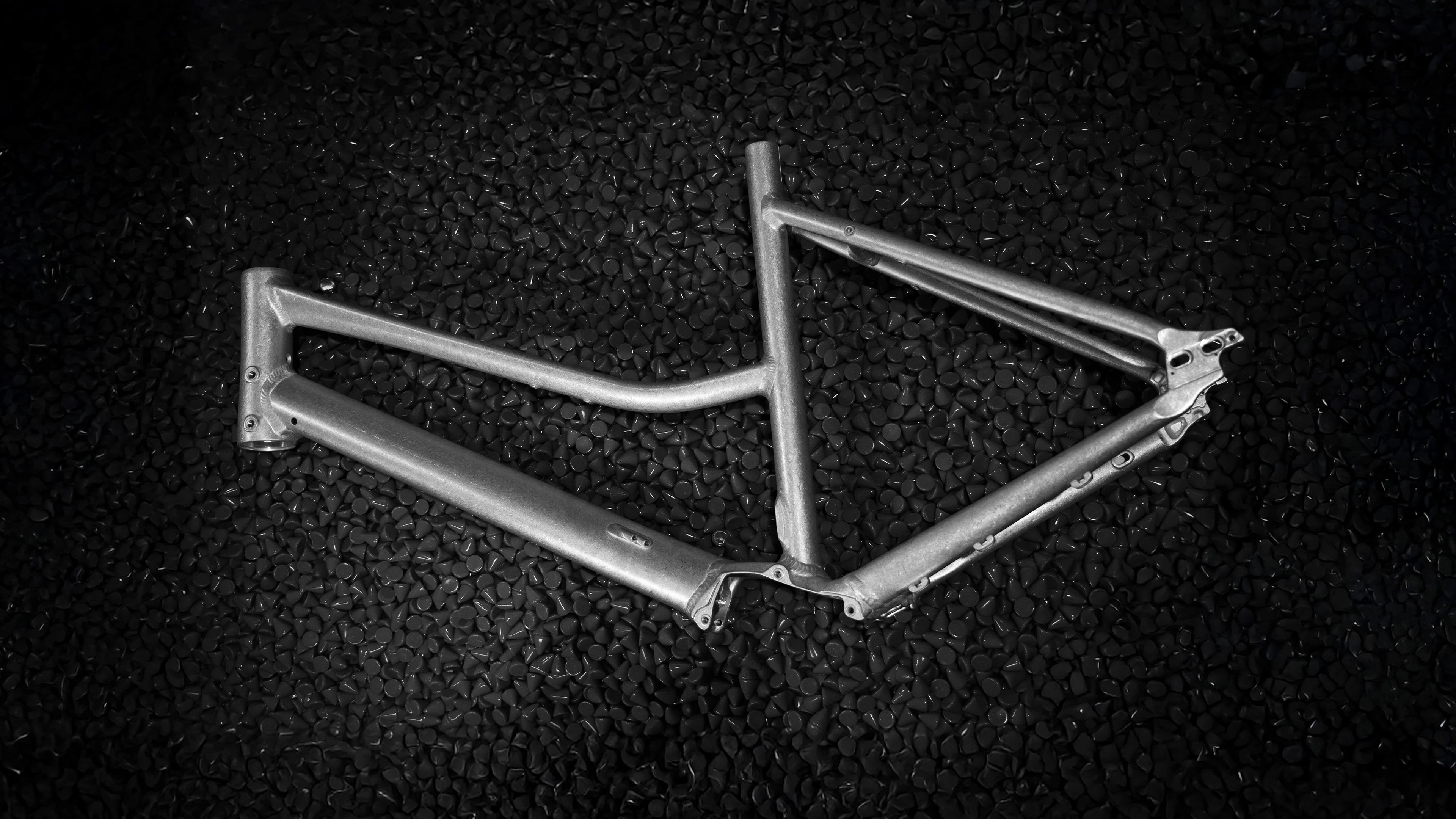 Grind Edition - Contemporary raw - Produktdesign ist unsere Passion. Diese Edition widmen wir dem Werkstoff Aluminium und seiner Oberfläche.