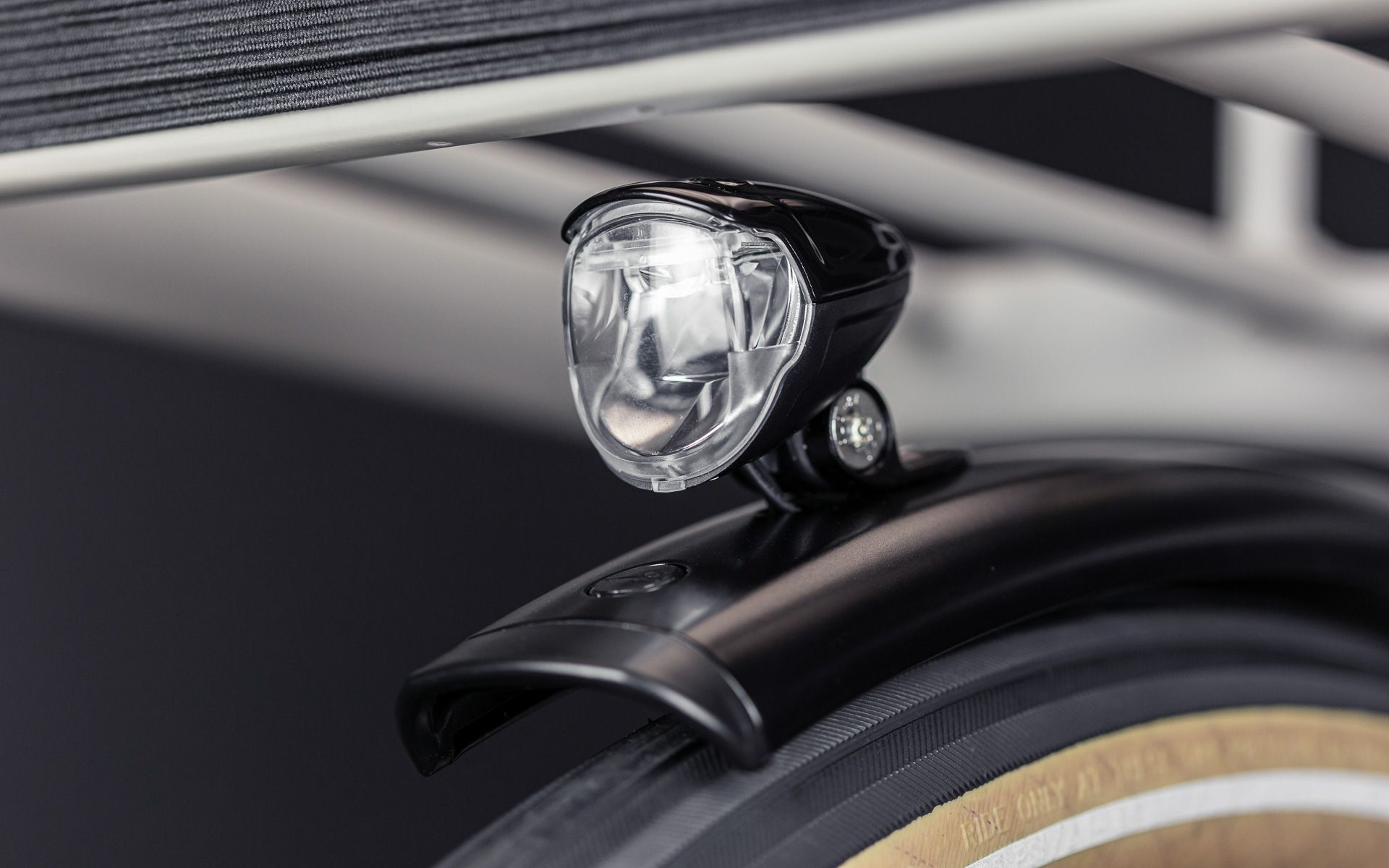 Luminary, reflector, LED and cooling are optimised to achieve a very wide and homogeneous illumination of the road despite a remarkably compact design.

