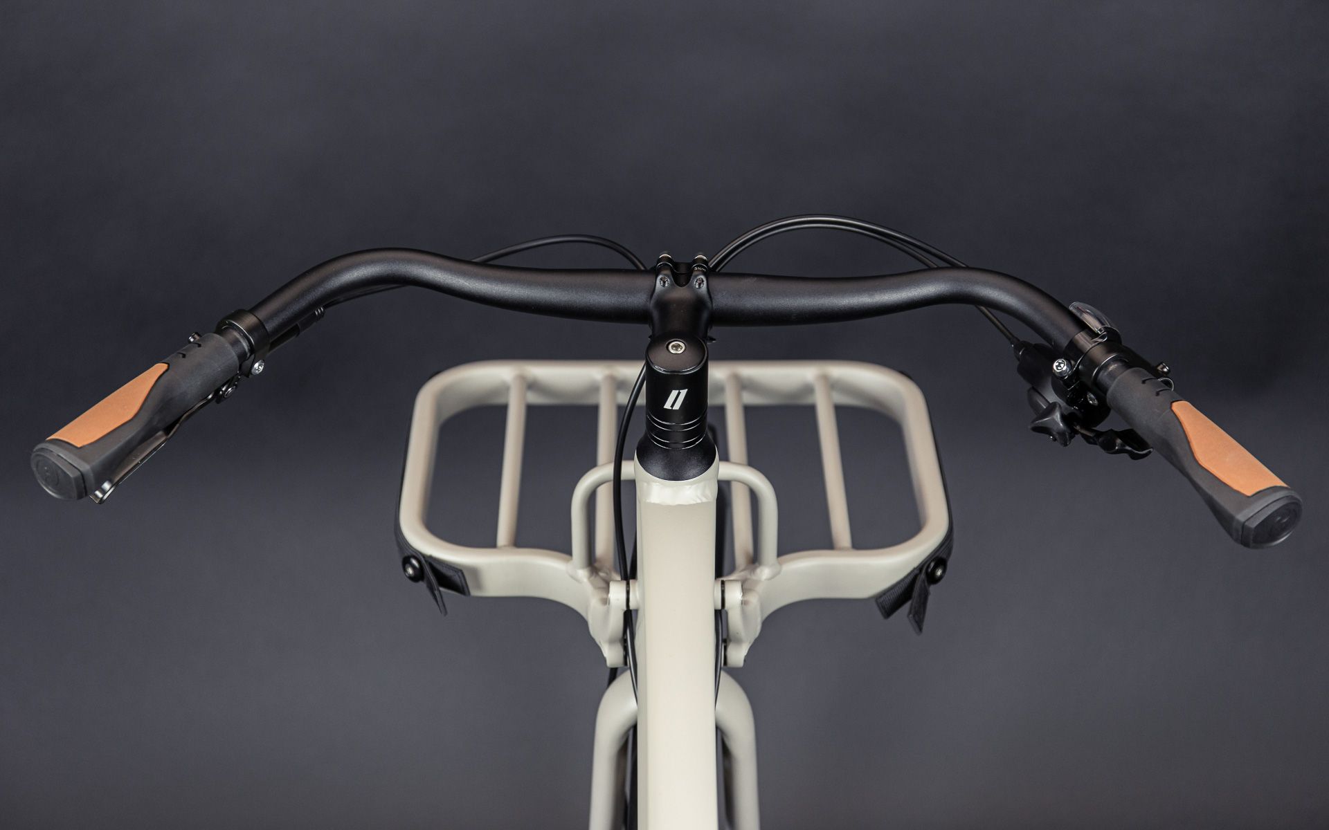 Relaxed steering with easy-to-reach gear and brake levers.

