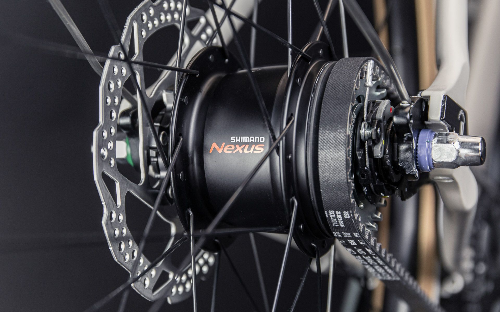 Being low maintenance and ultra-quiet due to the pawl-free design, the Shimano Nexus is also a perfect match for our quiet belt drive. Gears are easily and precisely engaged with the rapid-fire shifter.

