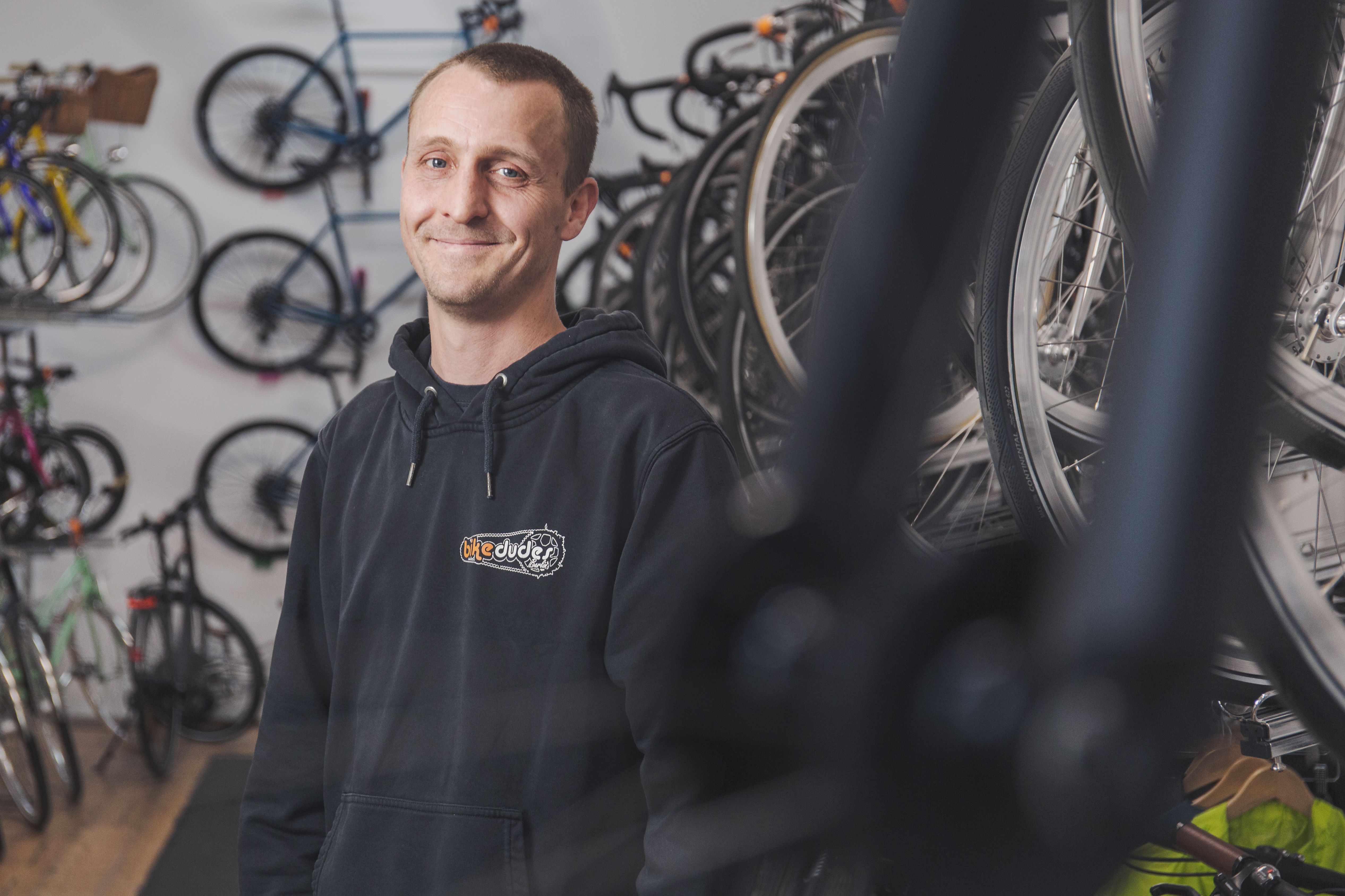 Urban Tales: bikedudes - In diesem Portrait stellt Schindelhauer seinen langjährigen Premiumhändler bikedudes vor.
