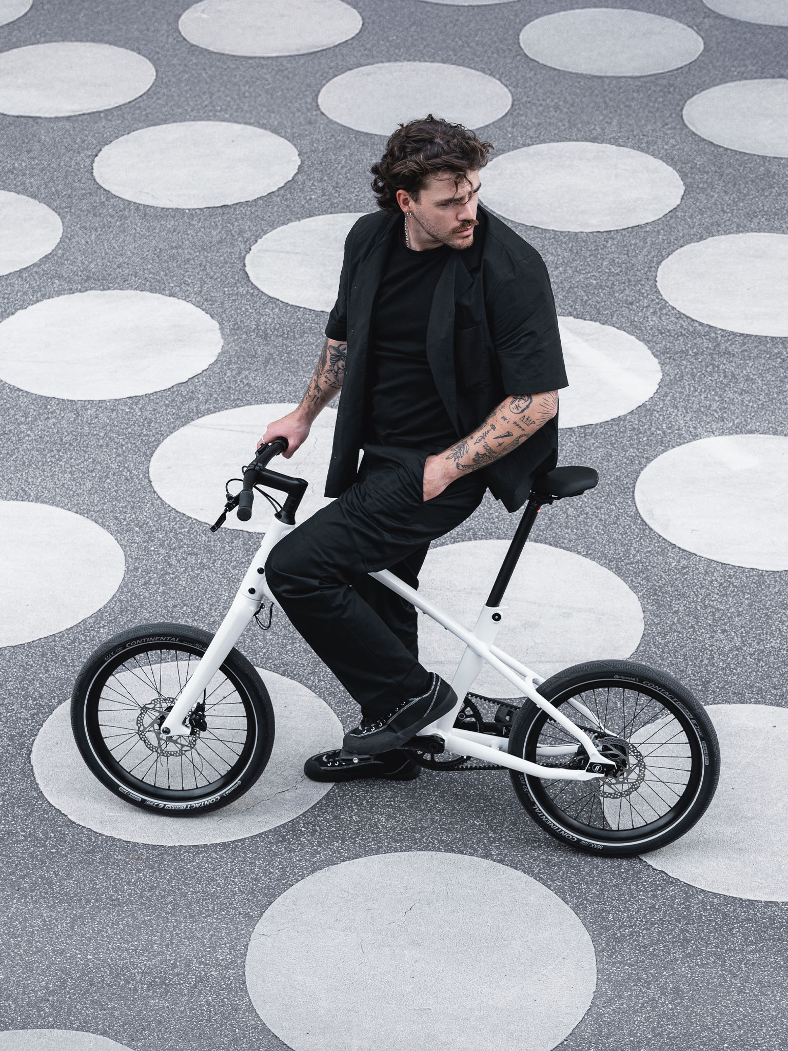 Shortcut to the playground - Neo ist da - Neo steht für pure Fahrfreude und ist dabei kompakt, wendig und kompromisslos stilvoll. Das neue 20-Zoll-Format spricht die ikonische Schindelhauer-Designsprache fließend und gleitet förmlich über den Asphalt. 