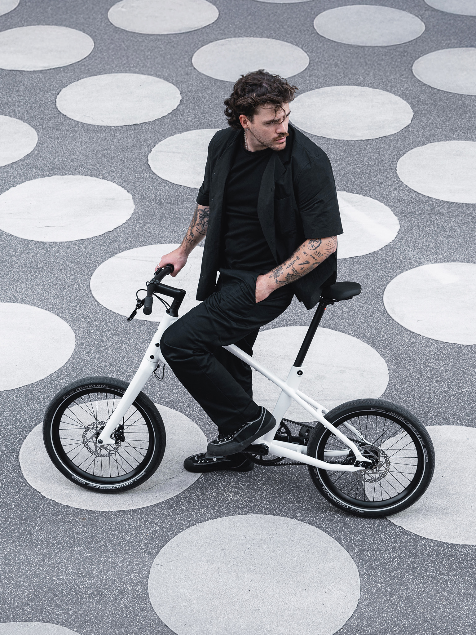 Shortcut to the playground - Neo ist da - Neo steht für pure Fahrfreude und ist dabei kompakt, wendig und kompromisslos stilvoll. Das neue 20-Zoll-Format spricht die ikonische Schindelhauer-Designsprache fließend und gleitet förmlich über den Asphalt. 