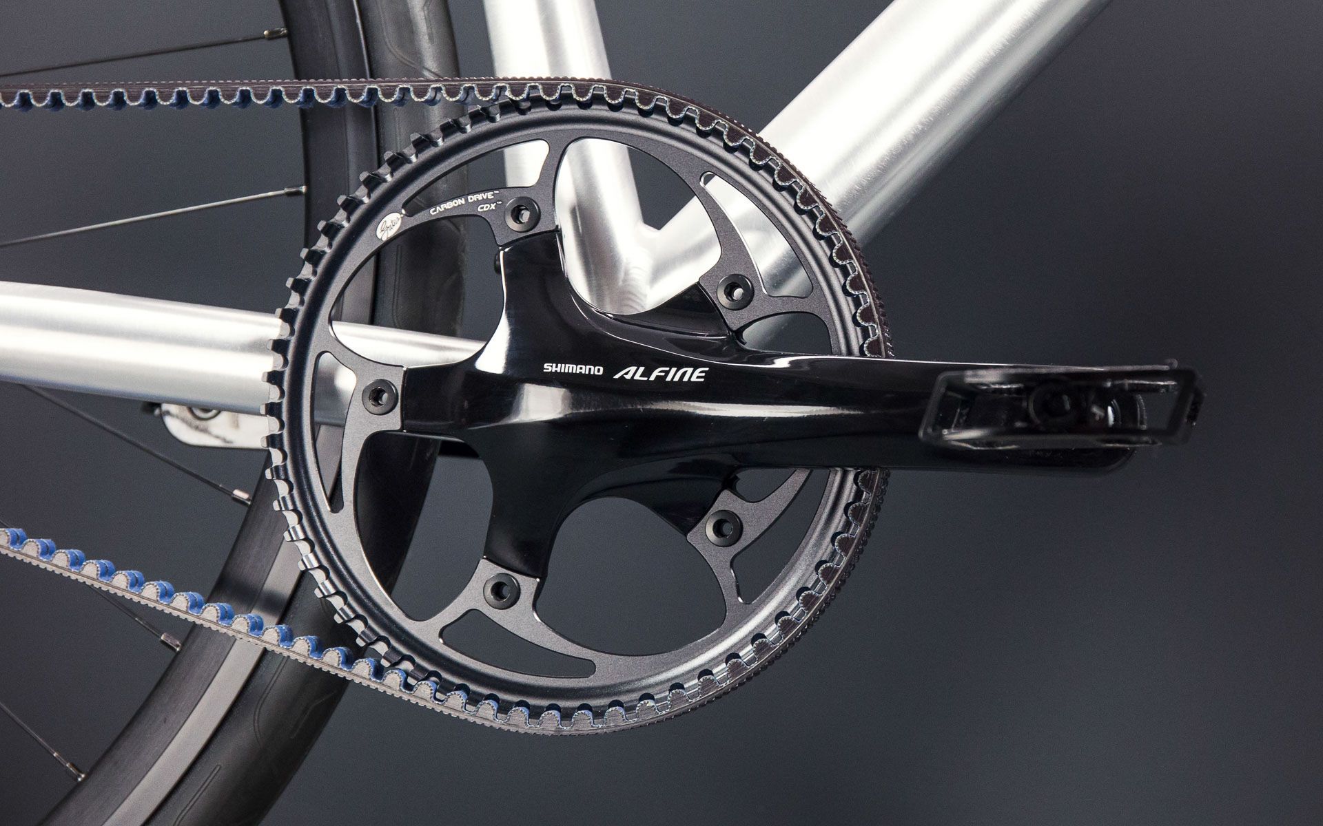 Der Shimano-Alfine-Kurbelsatz und das Zahnriemen-System bilden eine hervorragende Kombination – zugleich prägt es als optisches Highlight den Charakter des Rads entscheidend mit.