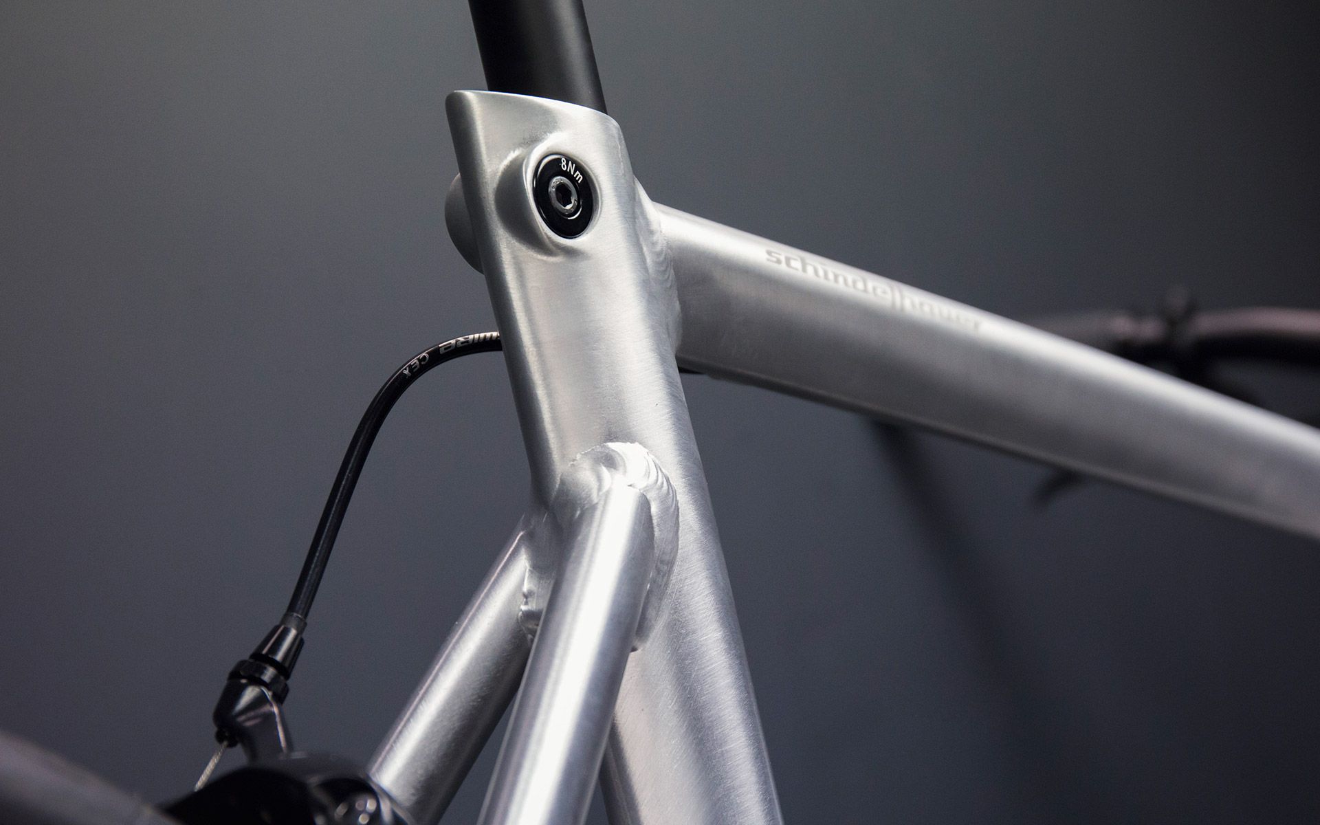 Stable, robust and yet a true lightweight - the frame is made of high-quality 6061 aluminium. The smoothed weld seams using the 