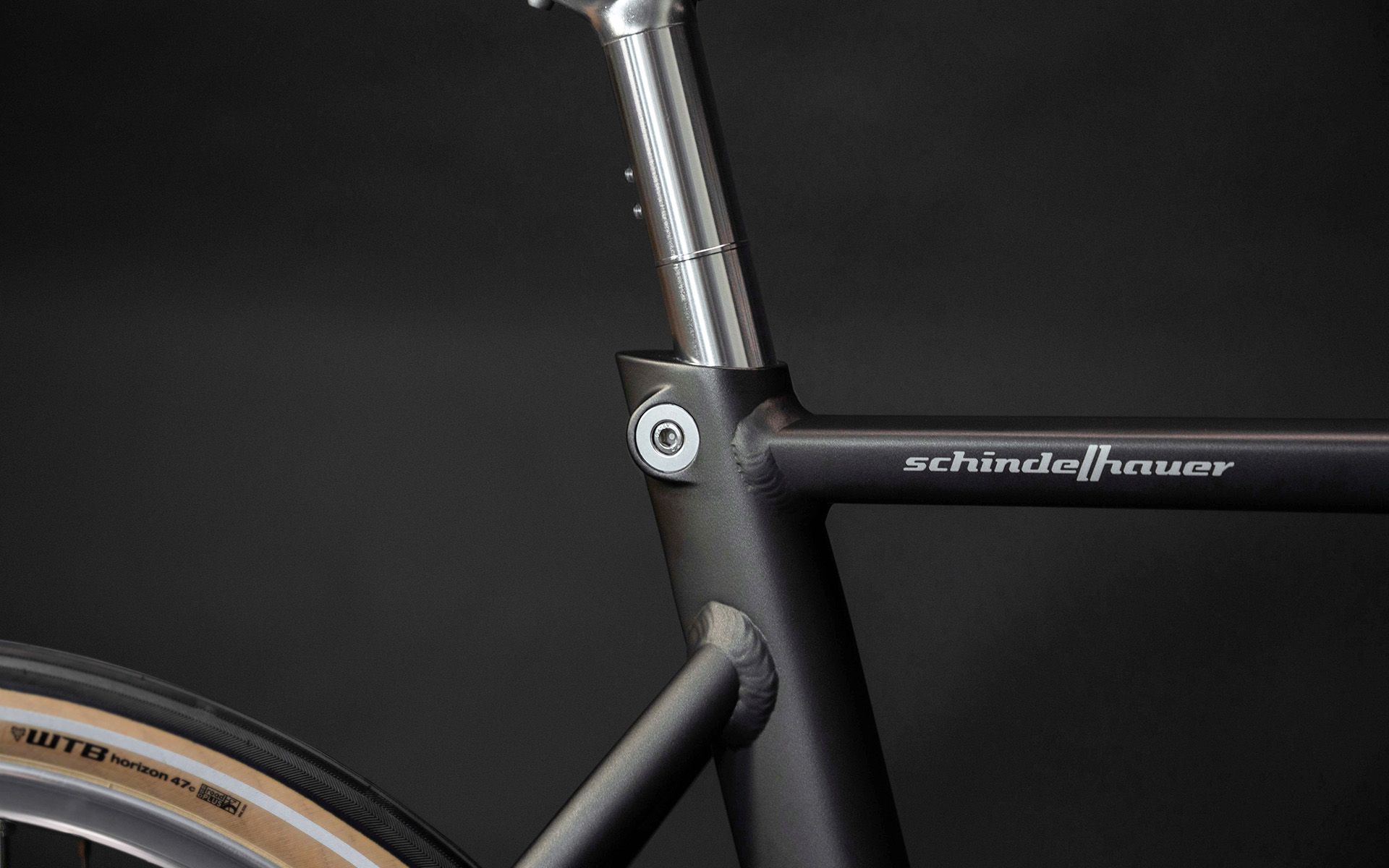 Besonders steif und dennoch ein wahres Leichtgewicht – der Rahmen ist aus hochwertigem 6061er Aluminium gefertigt. Optisches Highlight sind die geglätteten Schweißnähte im „flat-welding“-Verfahren.
