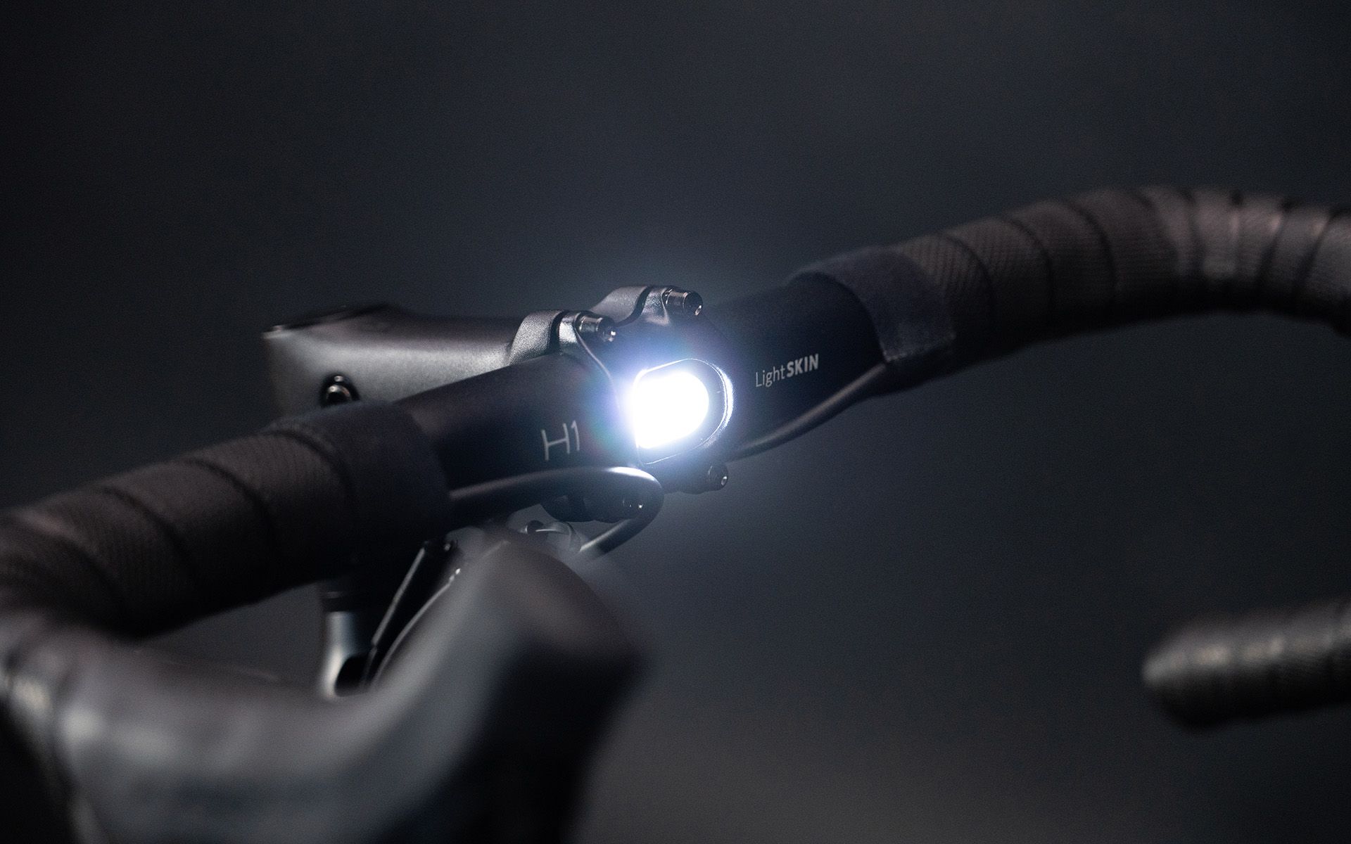 Nächste Stufe der Evolution: Der integrierte LightSKIN LED-Lenker ist dank neuer Linsen-Technologie 3x so hell wie sein Vorgänger und bietet mit der zentralen Positionierung noch bessere Ausleuchtung.