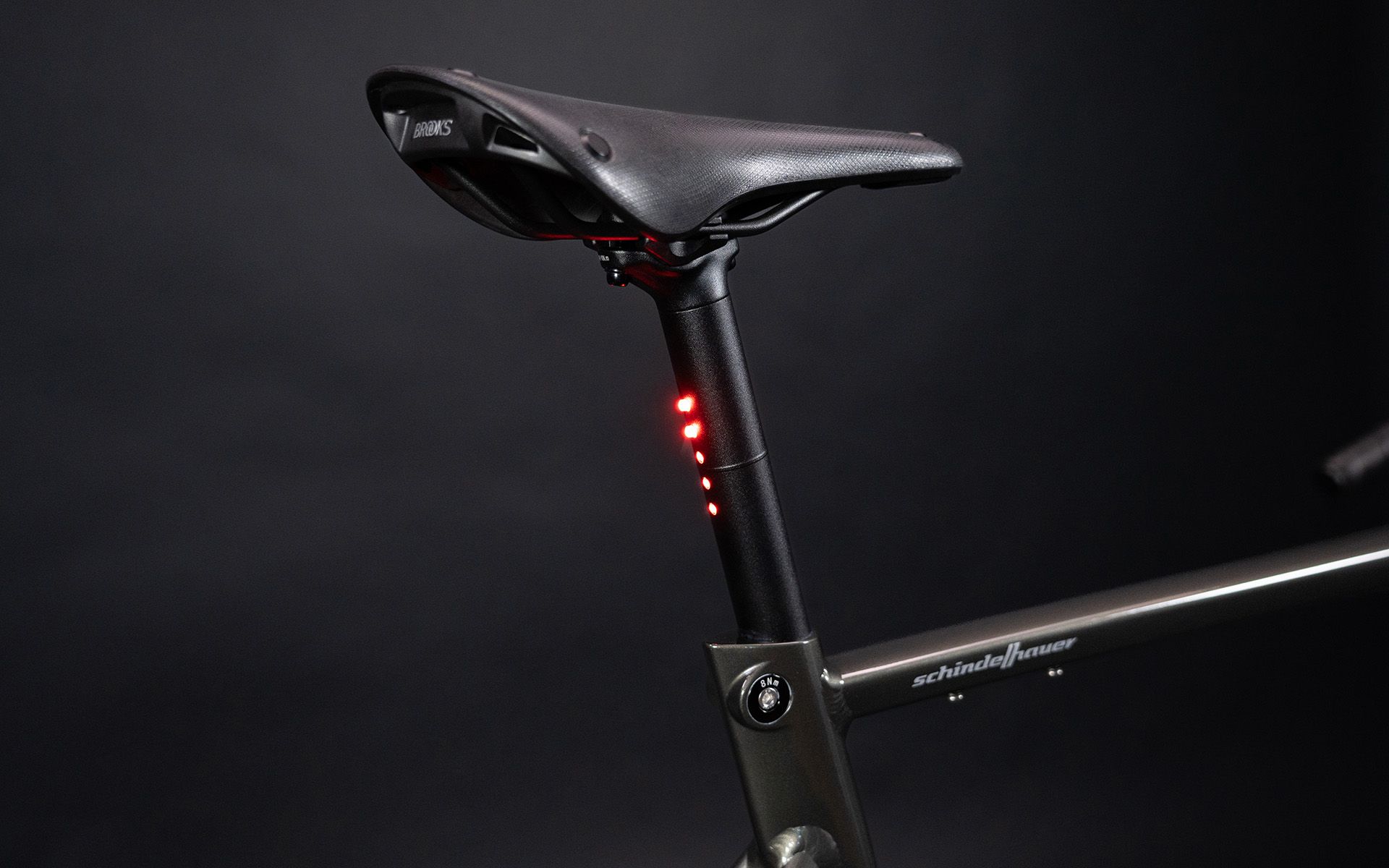 Fünf LEDs, versenkt in der Sattelstütze, sorgen aus allen Blickwinkeln für optimale Sicherheit im Straßenverkehr.
