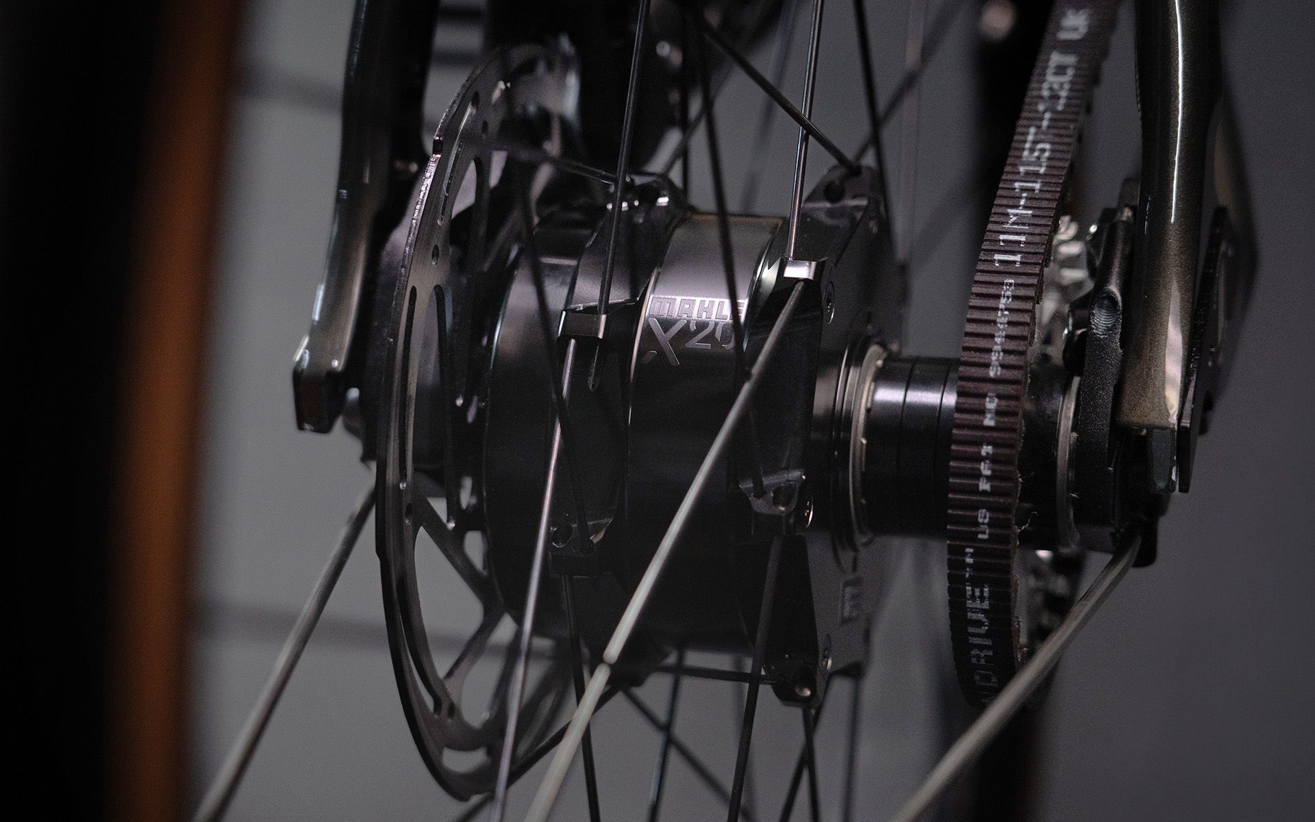 Der zuverlässige, besonders leichte Hecknabenmotor von Mahle wiegt nur 1,39 kg und fällt optisch kaum auf. Bis zu 55 Nm Drehmoment sorgen für starke Performance.