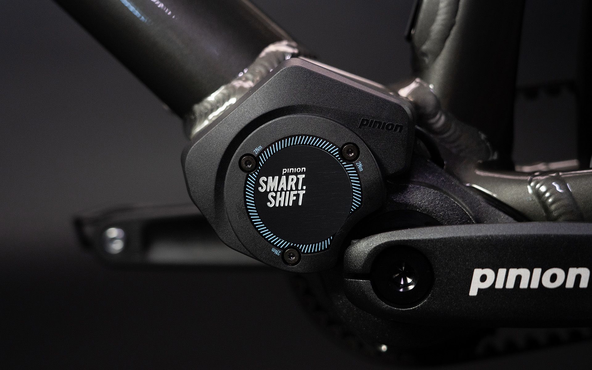 Smart.Shift steht für eine neue Ära der Präzision und Schnelligkeit von elektronischen Schaltungen. In nur 0,2 Sekunden kannst du semi-automatisch oder manuell Deine Übersetzung zuverlässig steuern.