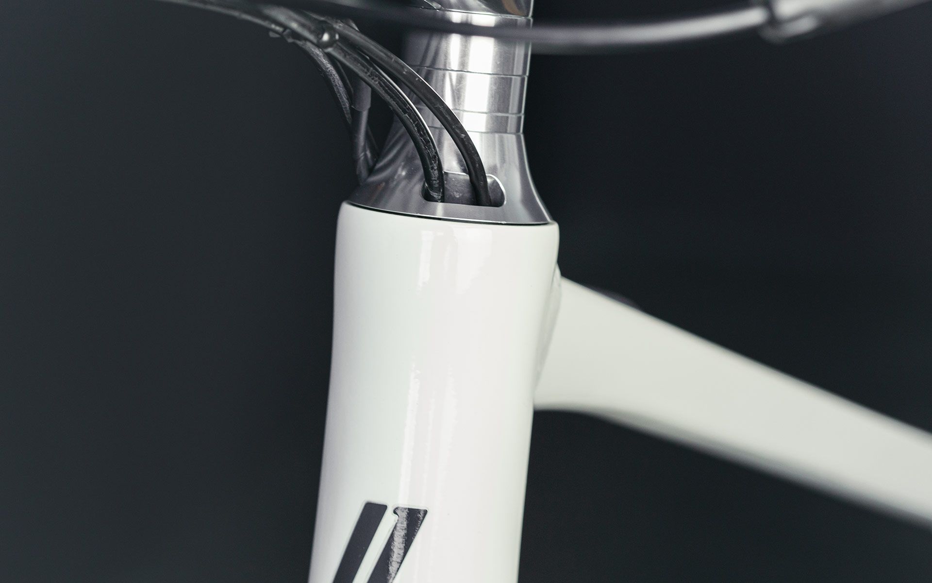 New standards: Thanks to the one-piece hydroforming process, the completely hollow fork is particularly stable, but at the same time very light. Cables and brake cables are thus completely routed internally.