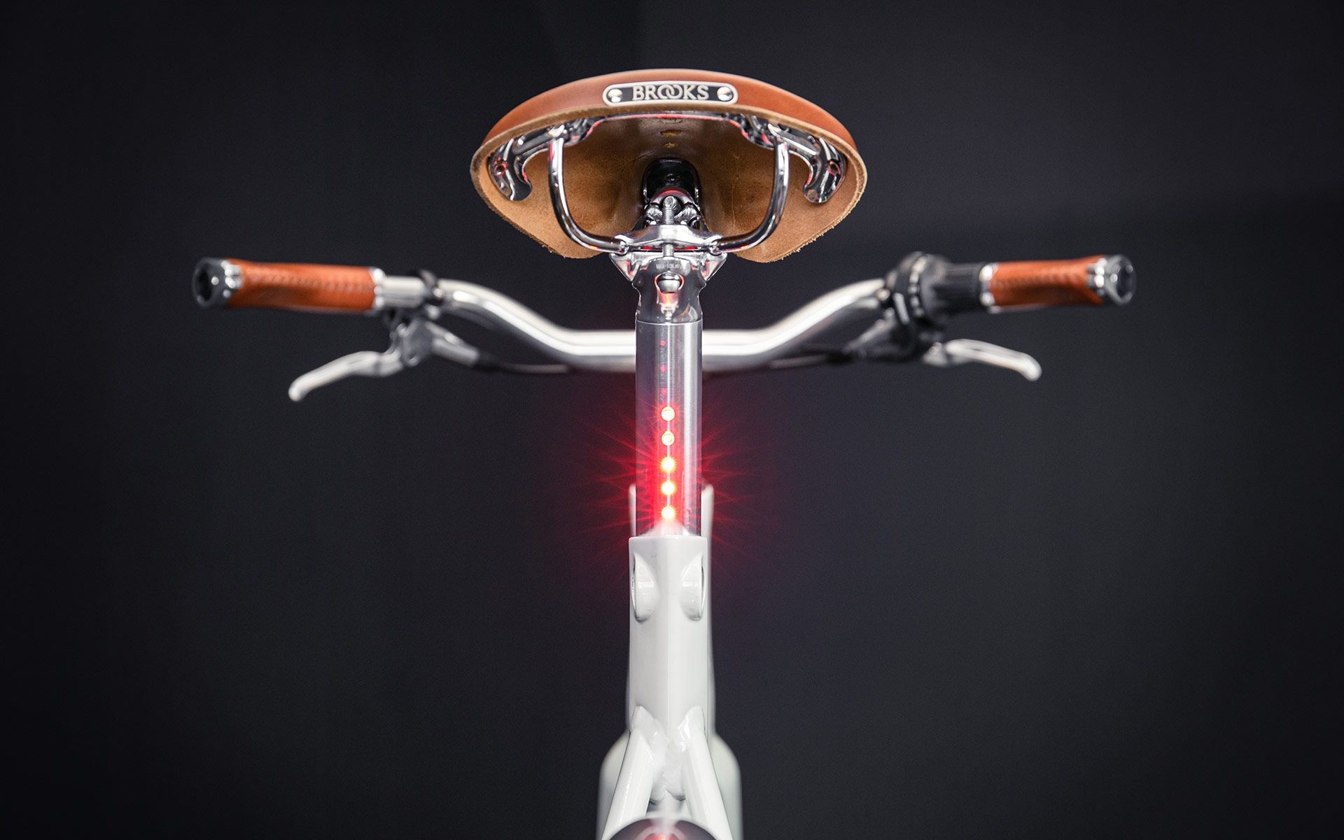 Five LEDs, recessed in the seat post, ensure optimum safety in road traffic from all angles.