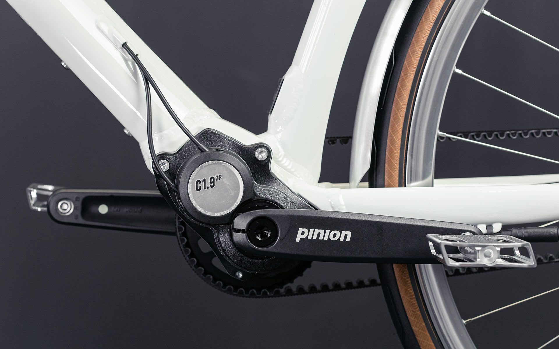 The casing of the C-Line is made of an ultra-light magnesium alloy and has a resistant powder coating on the outside. For Antonia you can choose between 6 or 9 gears (295%/568% spread).