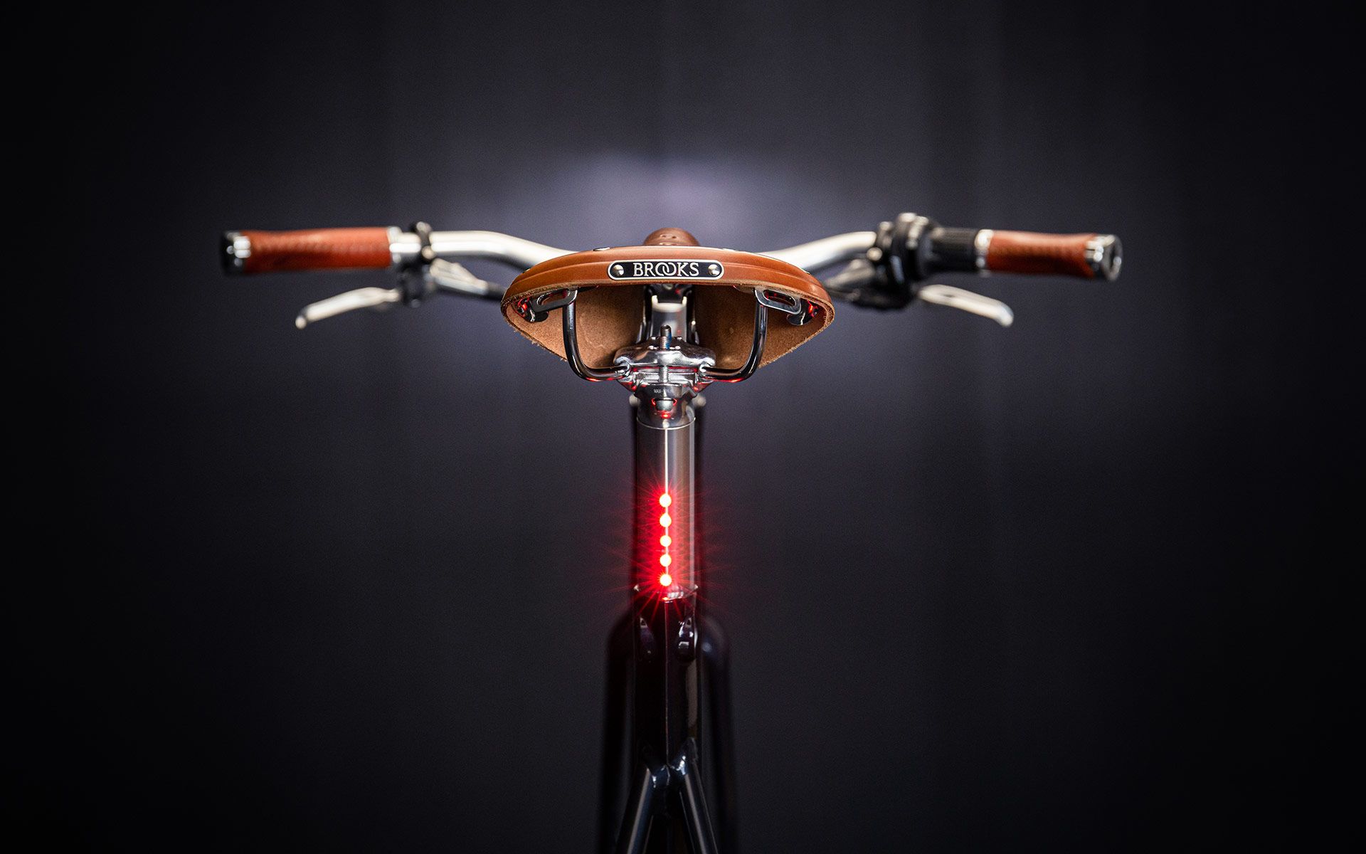 Five LEDs, recessed in the seat post, ensure optimum safety in road traffic from all angles.