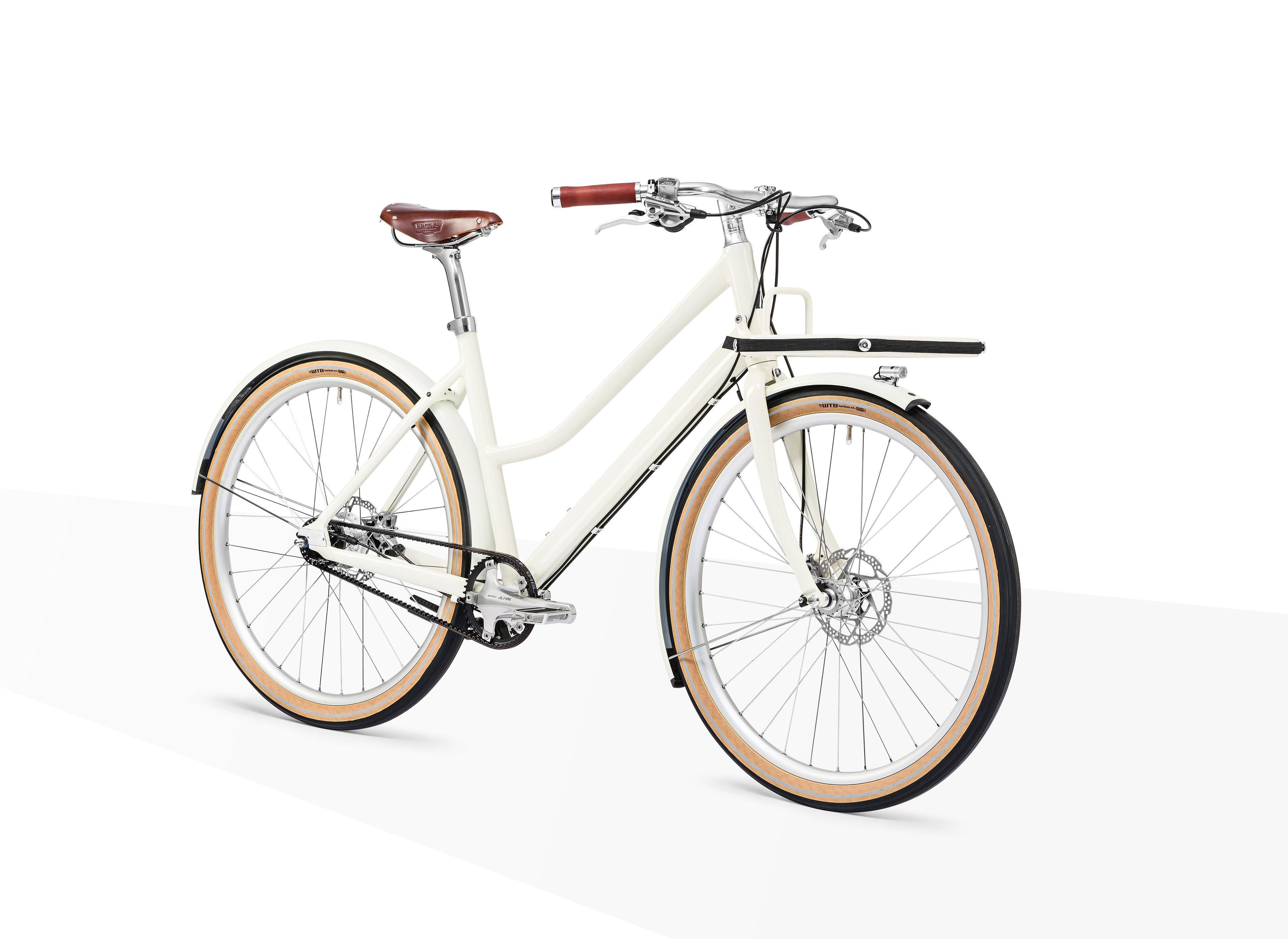 Ready for any daily challenges - The Schindelhauer trademark is visible: combining functionality with minimalistic design, for example, via an integrated lighting system in the fenders with internal cable routing. Among the highlights are the front rack along with the VarioStrap system, keeping the load secure. As the rack is mounted onto the frame, even heavier items won’t interfere with the steering. Greta is perfect for riding with a child seat due to its low top tube, making it easier to get on and off the bike. Thanks to the dual bicycle stand the bike will not tilt sideways when loading your child or your baggage.
