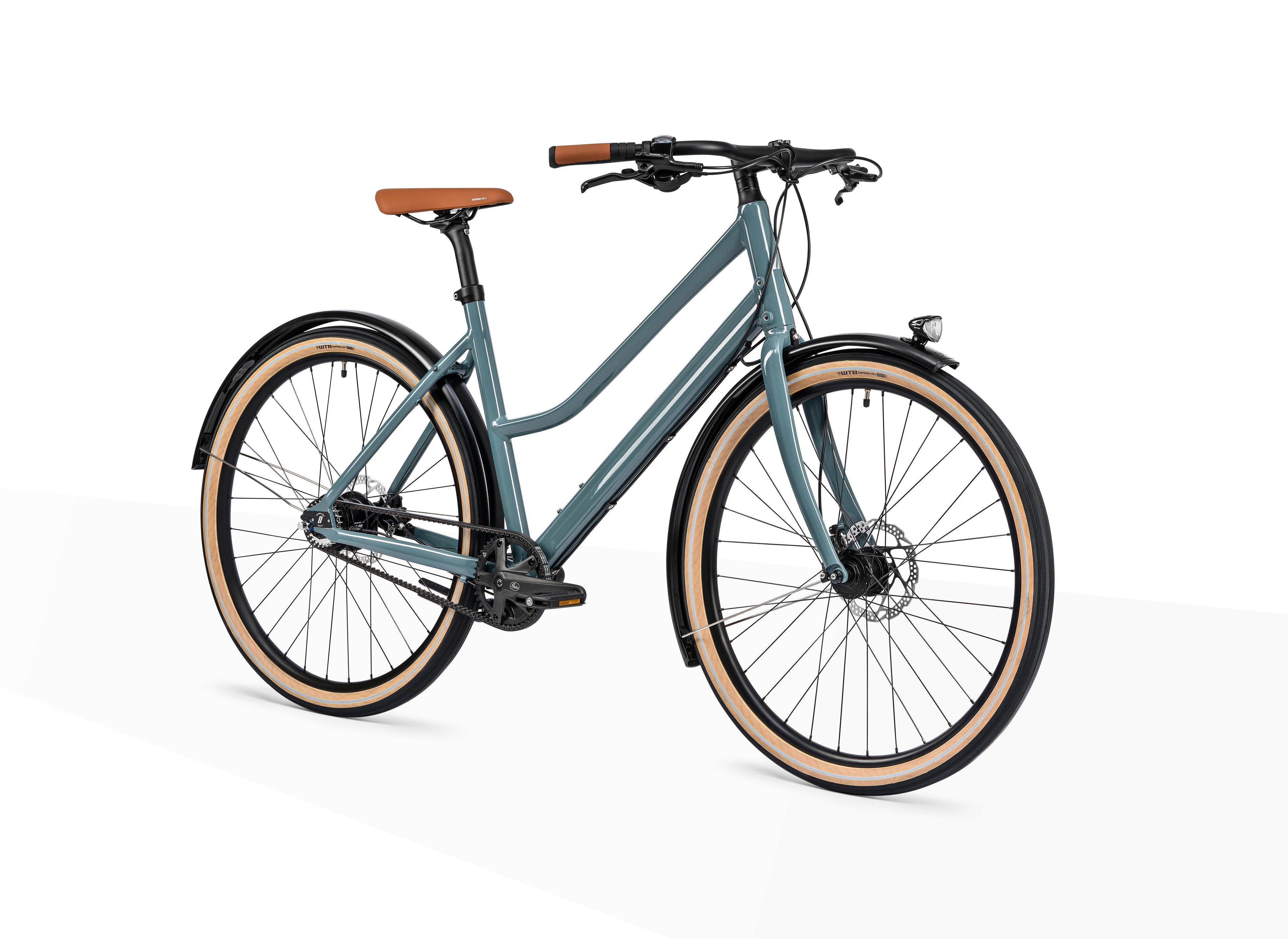 Ready for any daily challenges - The Schindelhauer trademark is visible: combining functionality with minimalistic design, for example, via an integrated lighting system in the fenders with internal cable routing. Among the highlights are the front rack along with the VarioStrap system, keeping the load secure. As the rack is mounted onto the frame, even heavier items won’t interfere with the steering. Greta is perfect for riding with a child seat due to its low top tube, making it easier to get on and off the bike. Thanks to the dual bicycle stand the bike will not tilt sideways when loading your child or your baggage.
