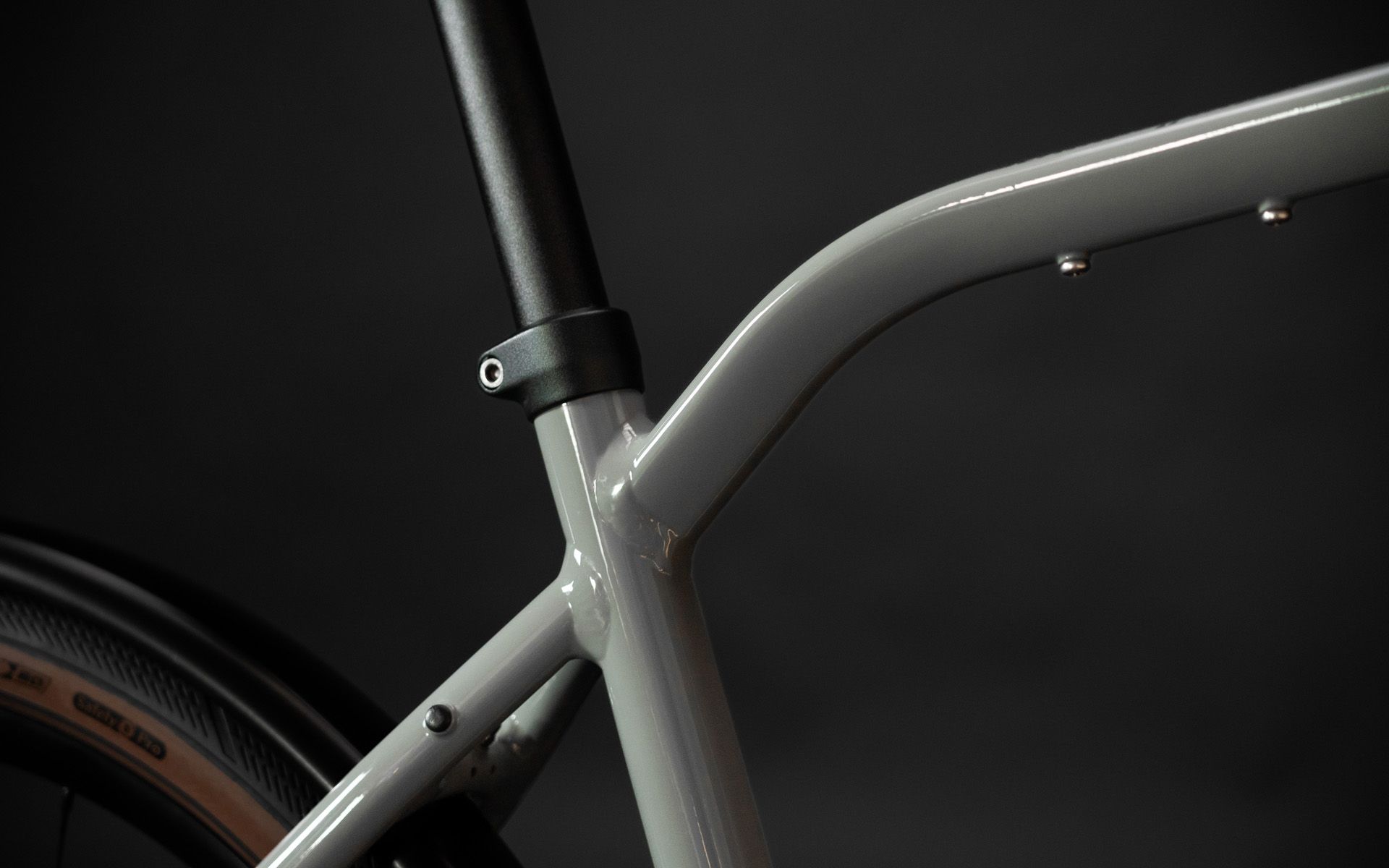 Our main goals when developing the geometry for Emil were to provide enough clearance for the large-volume tyres, sufficient loading height for the front rack and a relaxed riding position. We incorporated a low bottom bracket and long head tube into the design to fully achieve all three aims.
