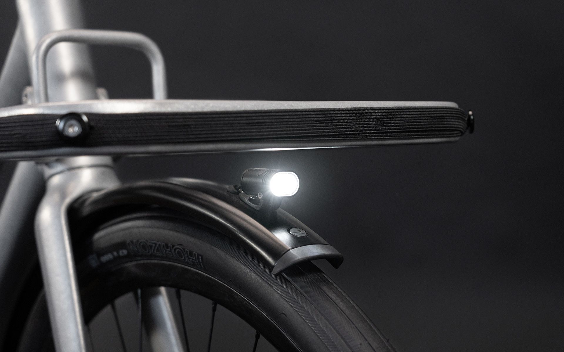 Mit einer Helligkeit von 150 Lumen, ist es die weltweit kleinste Linse, welche die hohen Anforderungen der StVZO erfüllt. Bei Tag merkst Du gar nicht, dass sie an Bord ist. Das Rücklicht ist ebenfalls am Schutzblech integriert.