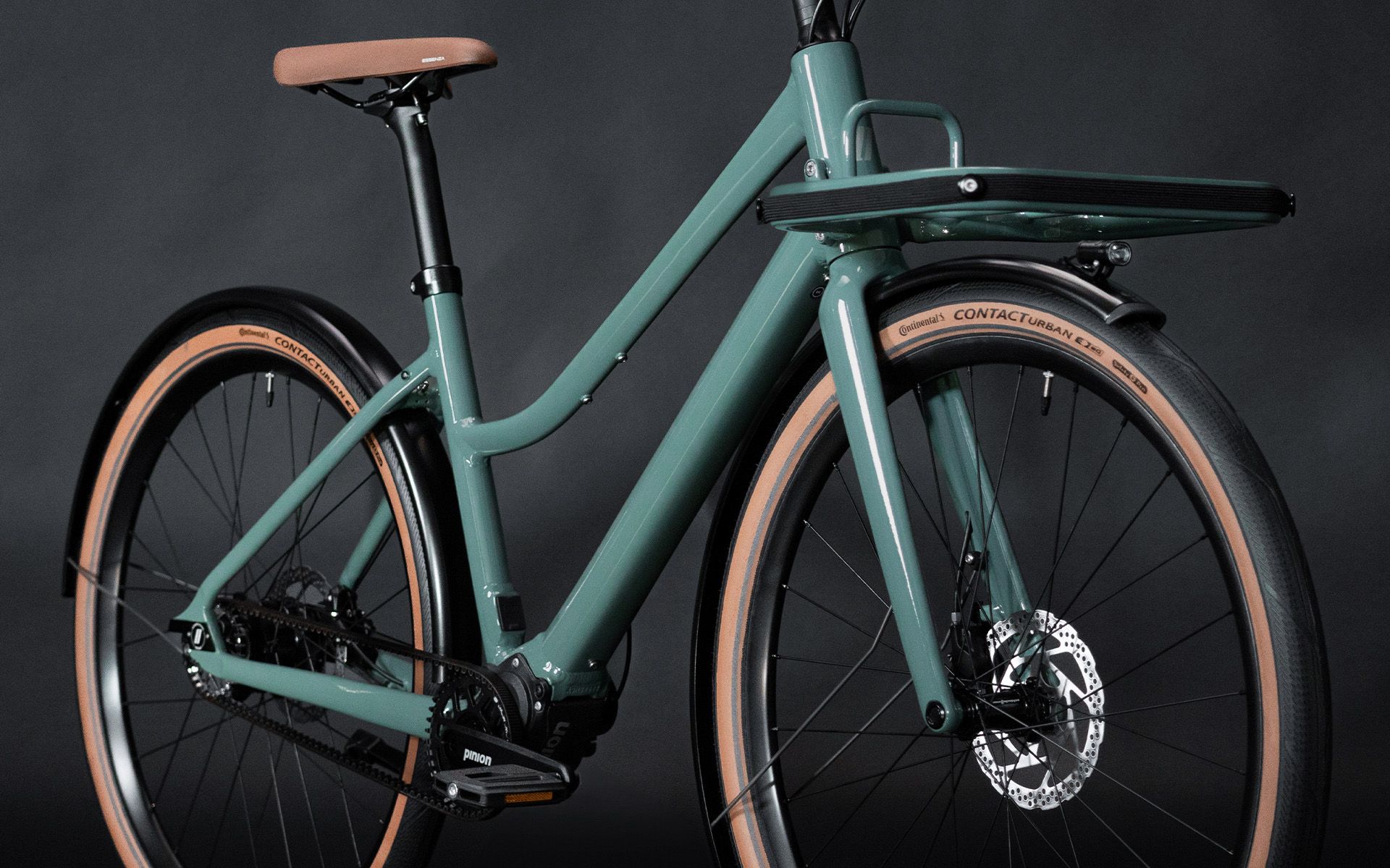 Our main goals when developing the geometry for Emilia were to provide enough clearance for the large-volume tyres, sufficient loading height for the front rack and a relaxed riding position. We incorporated a low bottom bracket and long head tube into the design to fully achieve all three aims.


