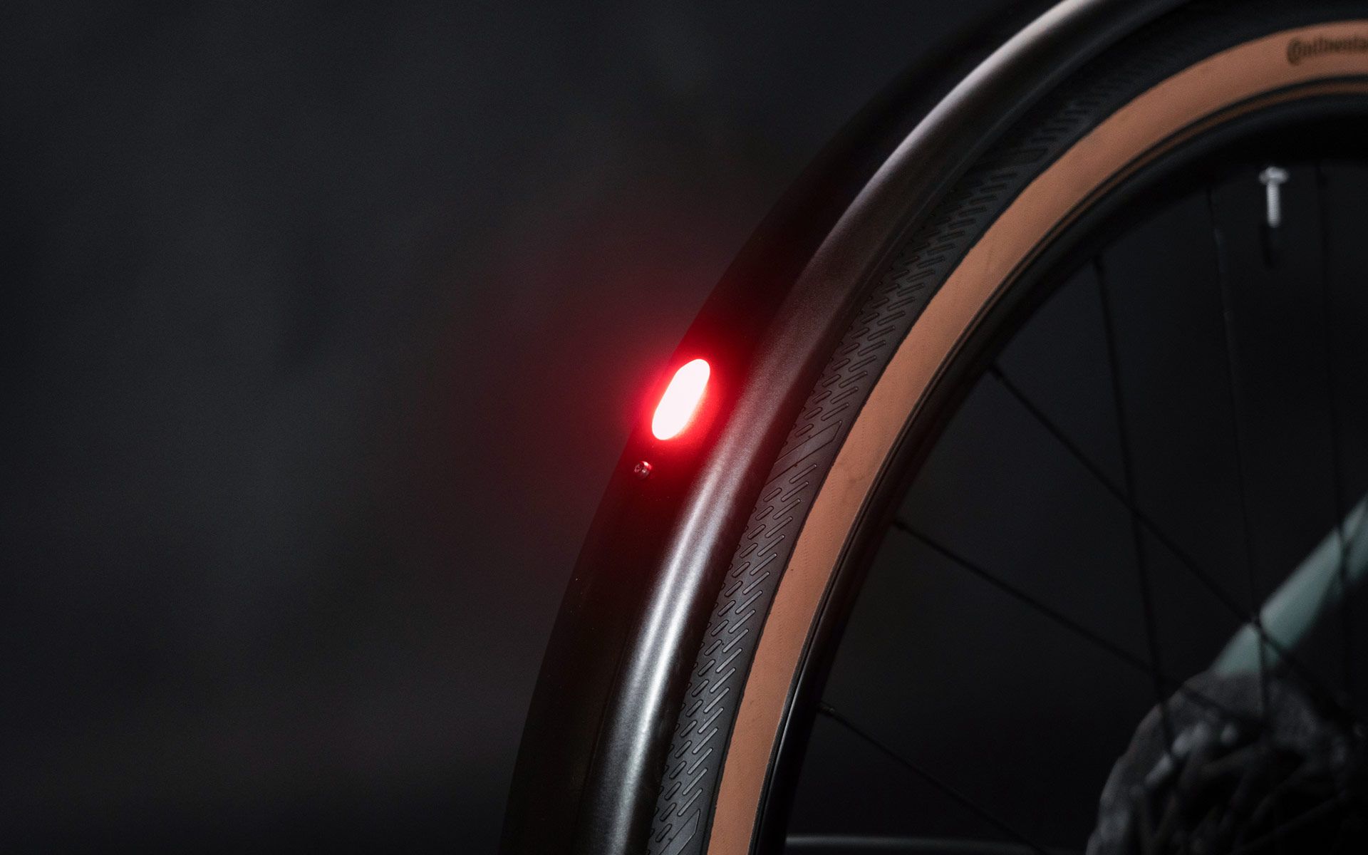 Inconspicuously integrated into the rear mudguard, the StVZO rear light only catches the eye at second glance when switched off.