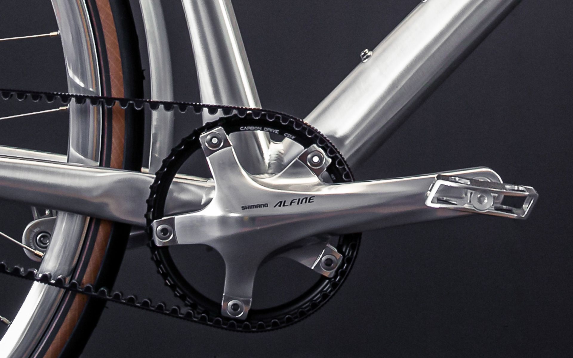 The hollow axle and external bearings work together to achieve the essential stiffness that the belt demands, while a fixed clamp collar gives a precise belt line to ensure a highly durable belt – at the same time, as a visual highlight, it decisively shapes the character of the bike.

