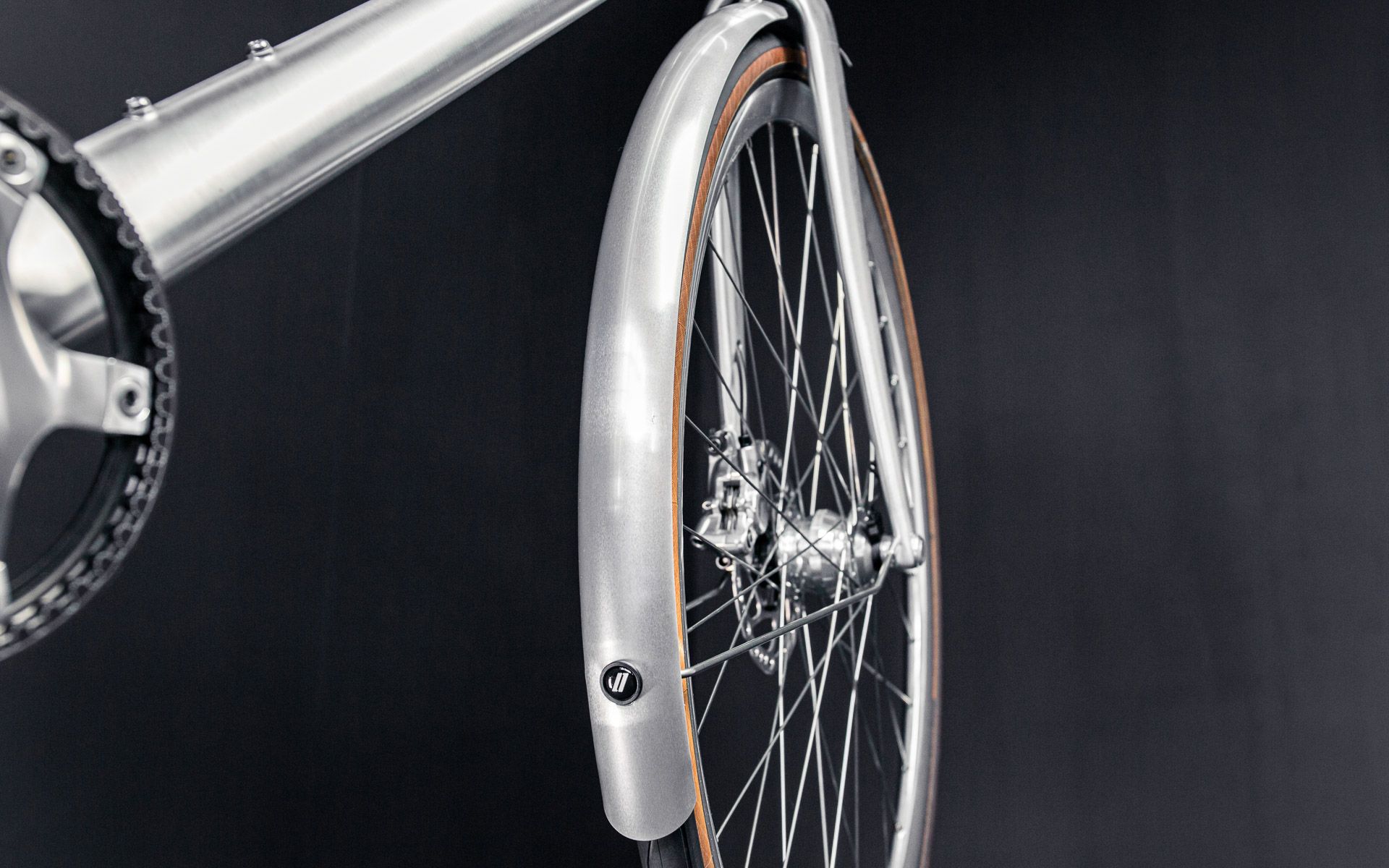 Mudguards are a must for this bike and the understated CLite guards by Curana are the best match on the market. Due to the innovative aluminium sandwich design, these mudguards are both slim and stiff at the same time.

