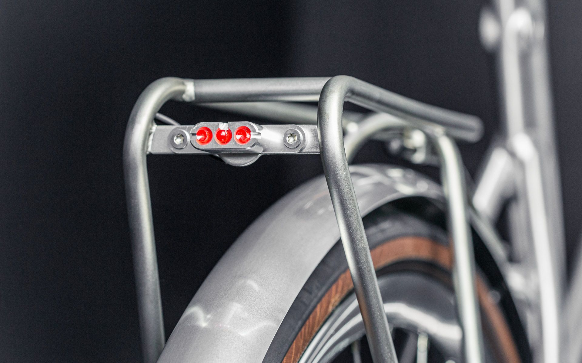 In collaboration with Tubus, we’ve adapted the Fly rear rack so it fits this bike like a glove. We integrated the Supernova E3 tail light into the design and gave the cable duct an elegant finish. Made from stainless steel, the rack is both lightweight and robust enough to hold up to 18 kg. The Fly is also 100% compatible with Ortlieb products.

