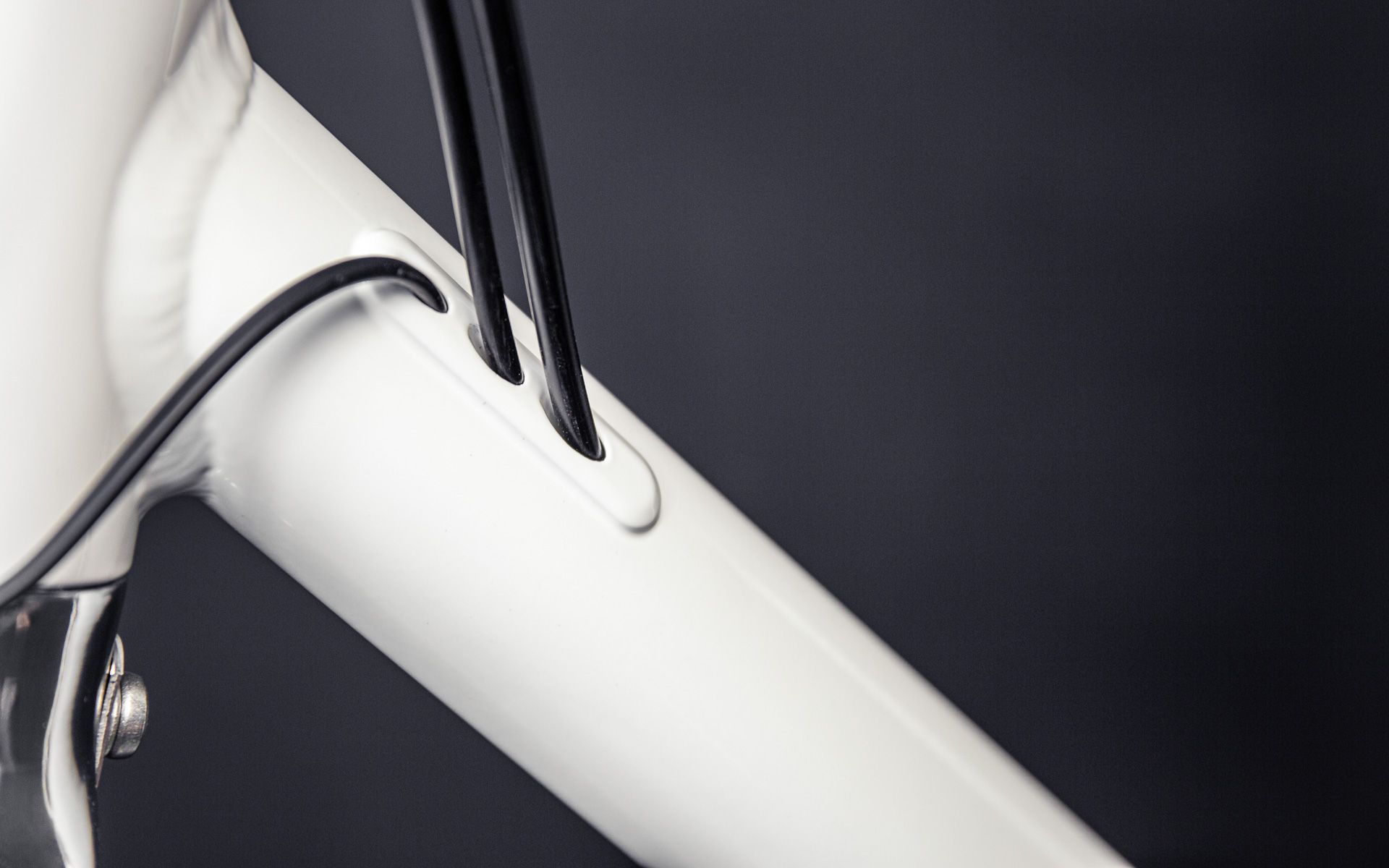 For a particularly sleek and reduced design, the latest frame generation and self-developed aluminium fork features full internal cable routing.

