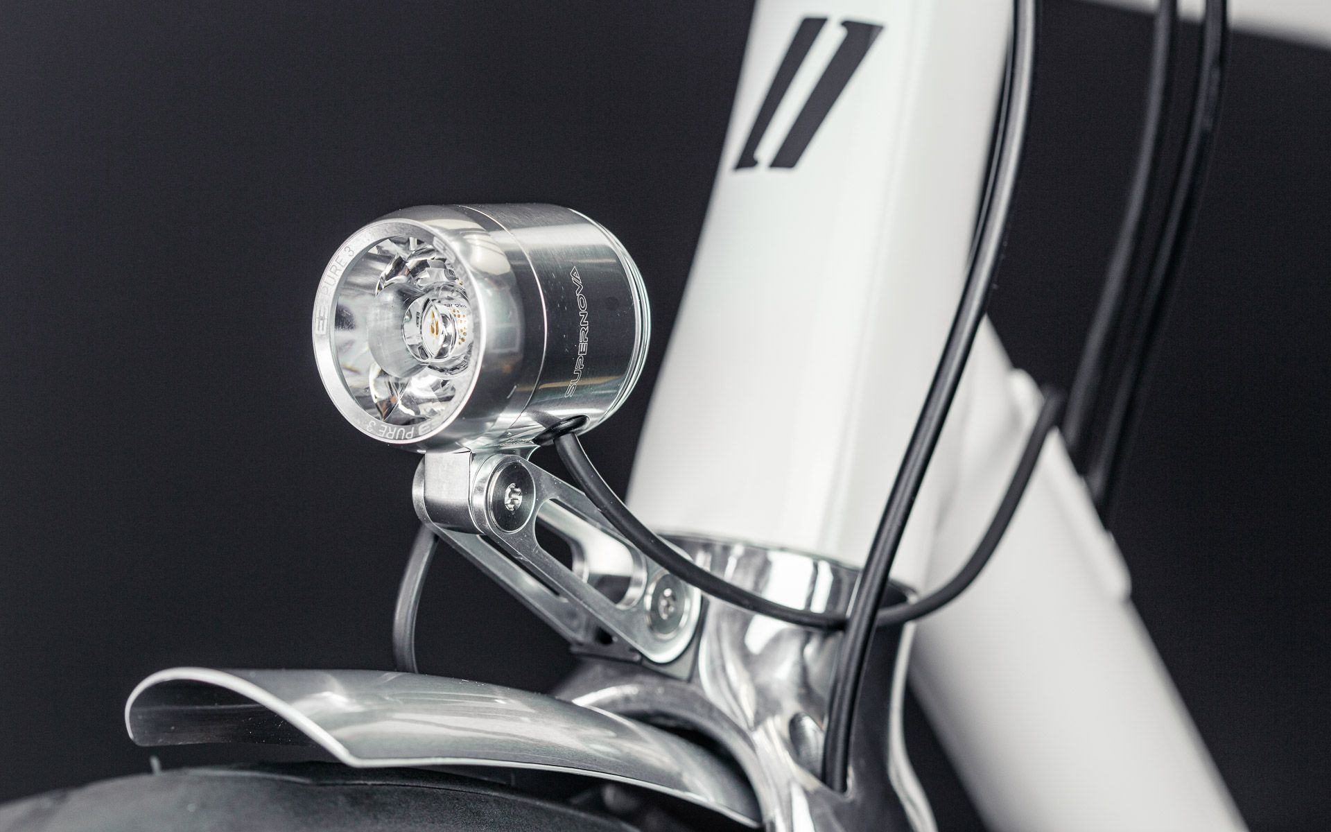 The Supernova E3 Pure light features CREE LED technology and an optimised reflector provide excellent illumination. The stand light function makes for increased security and ensures you’ll be seen on your nightly rambles around town.

