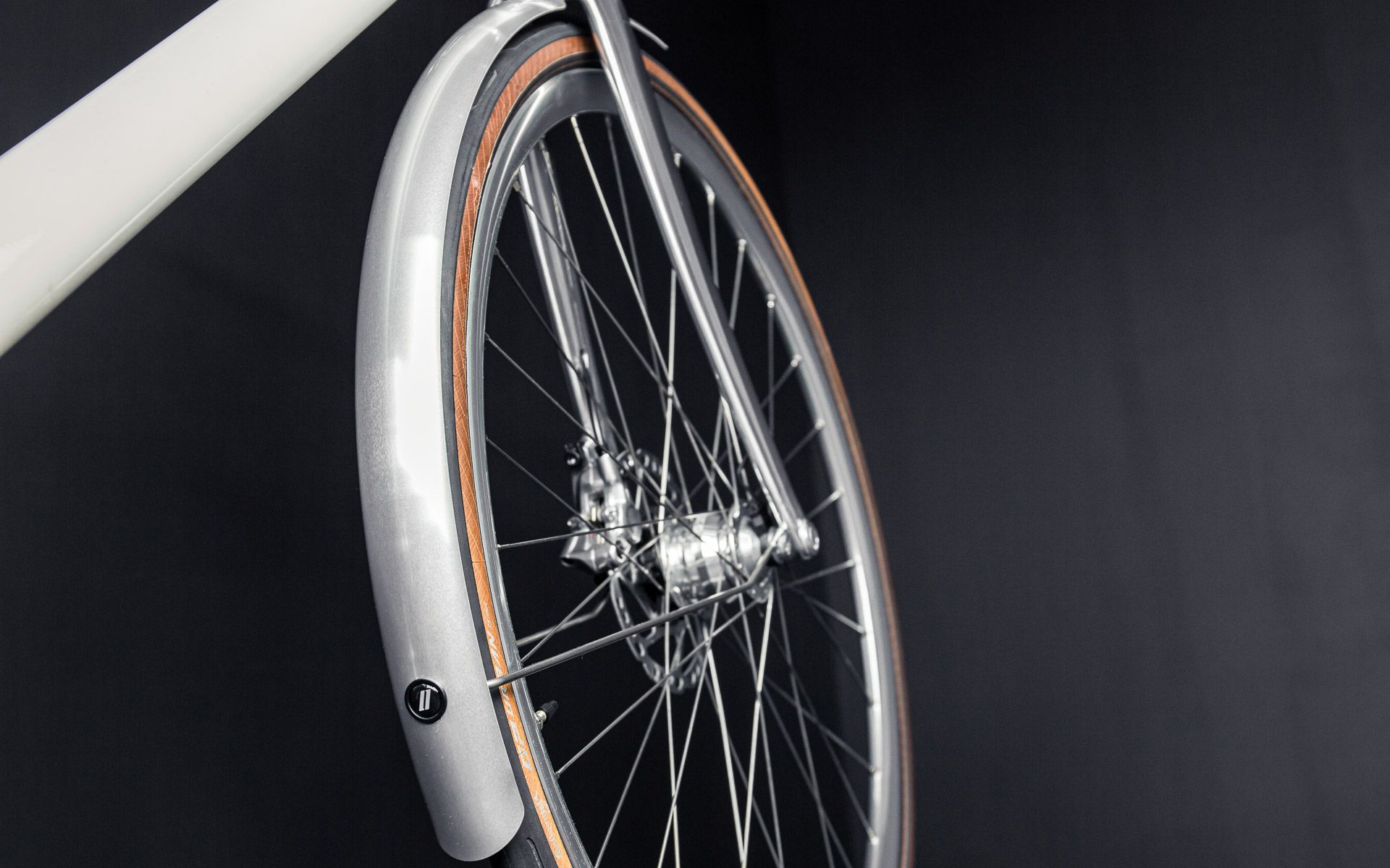 Mudguards are a must for this bike and the understated CLite guards by Curana are the best match on the market. Due to the innovative aluminium sandwich design, these mudguards are both slim and stiff at the same time.

