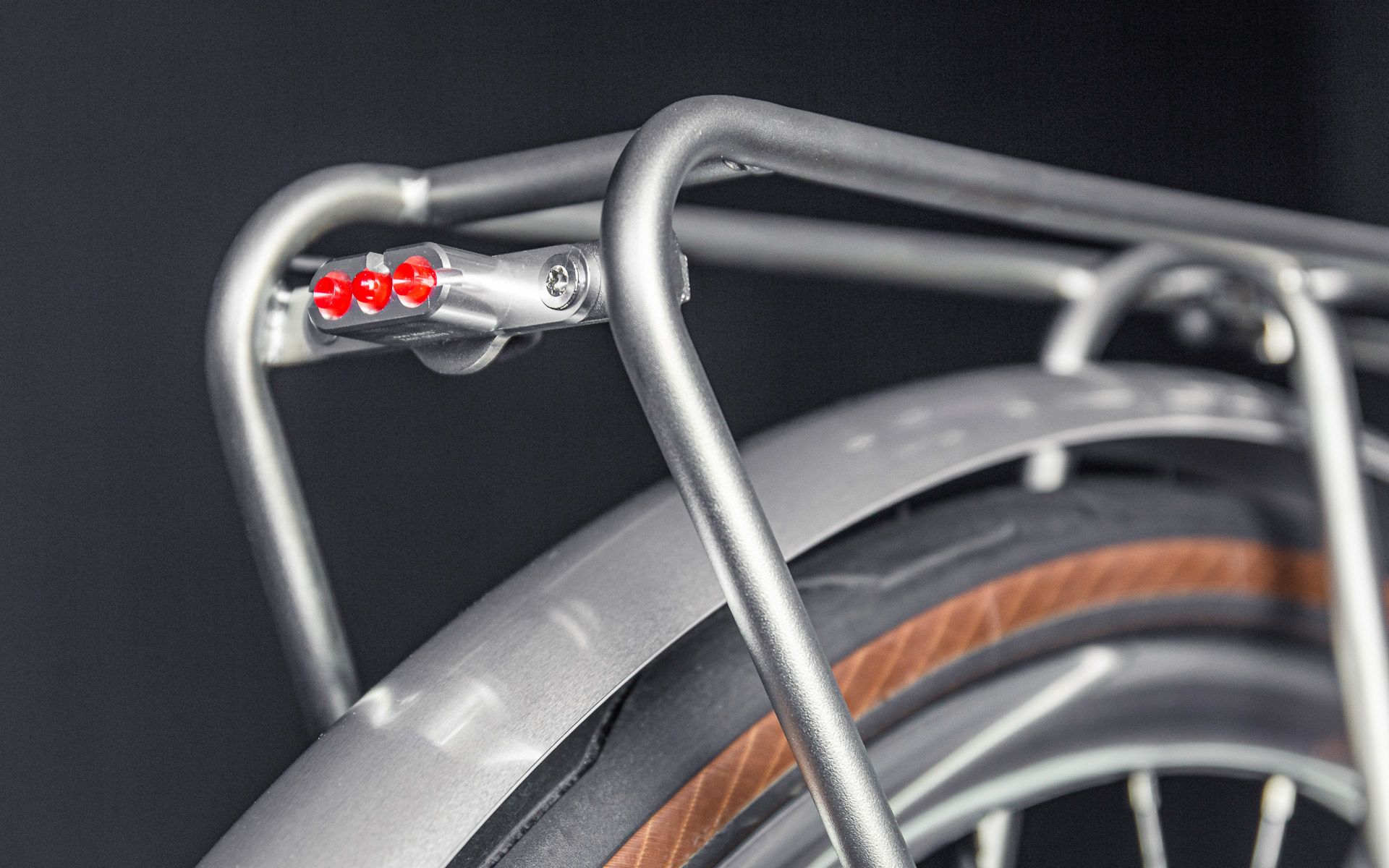 In collaboration with Tubus, we’ve adapted the Fly rear rack so it fits this bike like a glove. We integrated the Supernova E3 tail light into the design and gave the cable duct an elegant finish. Made from stainless steel, the rack is both lightweight and robust enough to hold up to 18 kg. The Fly is also 100% compatible with Ortlieb products.

