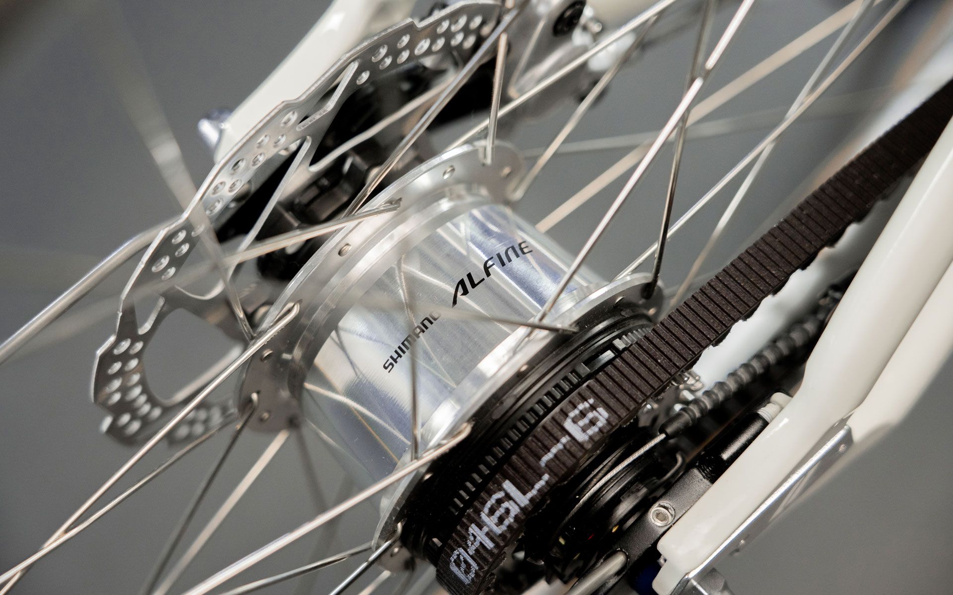 Being low maintenance and ultra-quiet due to the pawl-free design, the Shimano Alfine is also a perfect match for our quiet belt drive. Gears are easily and precisely engaged with the rapid-fire shifter.

