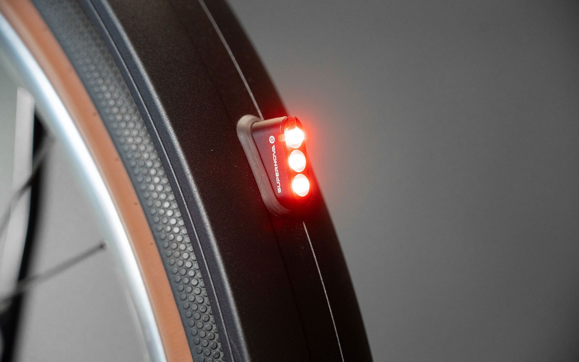 Das Supernova-E3-Tail-Light mit Standlichtfunktion komplettiert die hochwertige Lichtanlage und besticht durch Leuchtkraft, Leichtigkeit und Gesetzeskonformität. Es ist das hellste Rücklicht mit Straßenzulassung und bringt dabei nur 12 g auf die Waage.