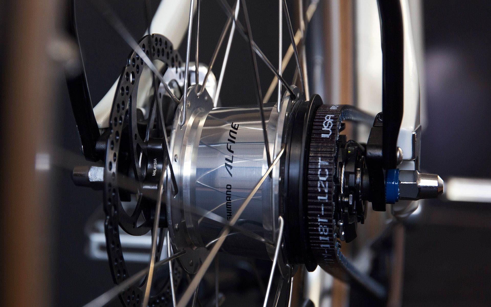 The 8-speed Shimano Alfine hub gear is the proven choice - quiet and with little rolling resistance, it offers the ideal addition to the Bosch drive unit in conjunction with Gates Carbon Drive.

