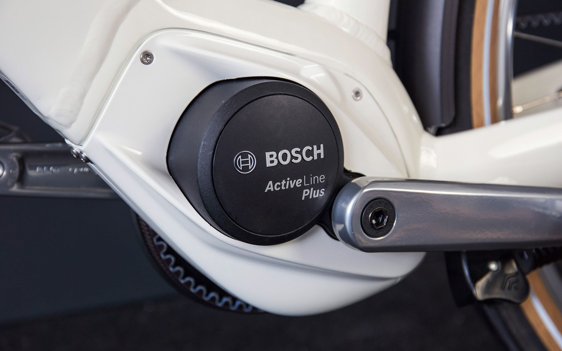 The third generation of Bosch motors impresses with long range and virtually unnoticeable pedalling resistance when the motor is switched off or while riding above 25 km/h. On inclines the motor analyses the interaction between the shift, torque and cadence, ensuring optimal efficiency and energy use.

