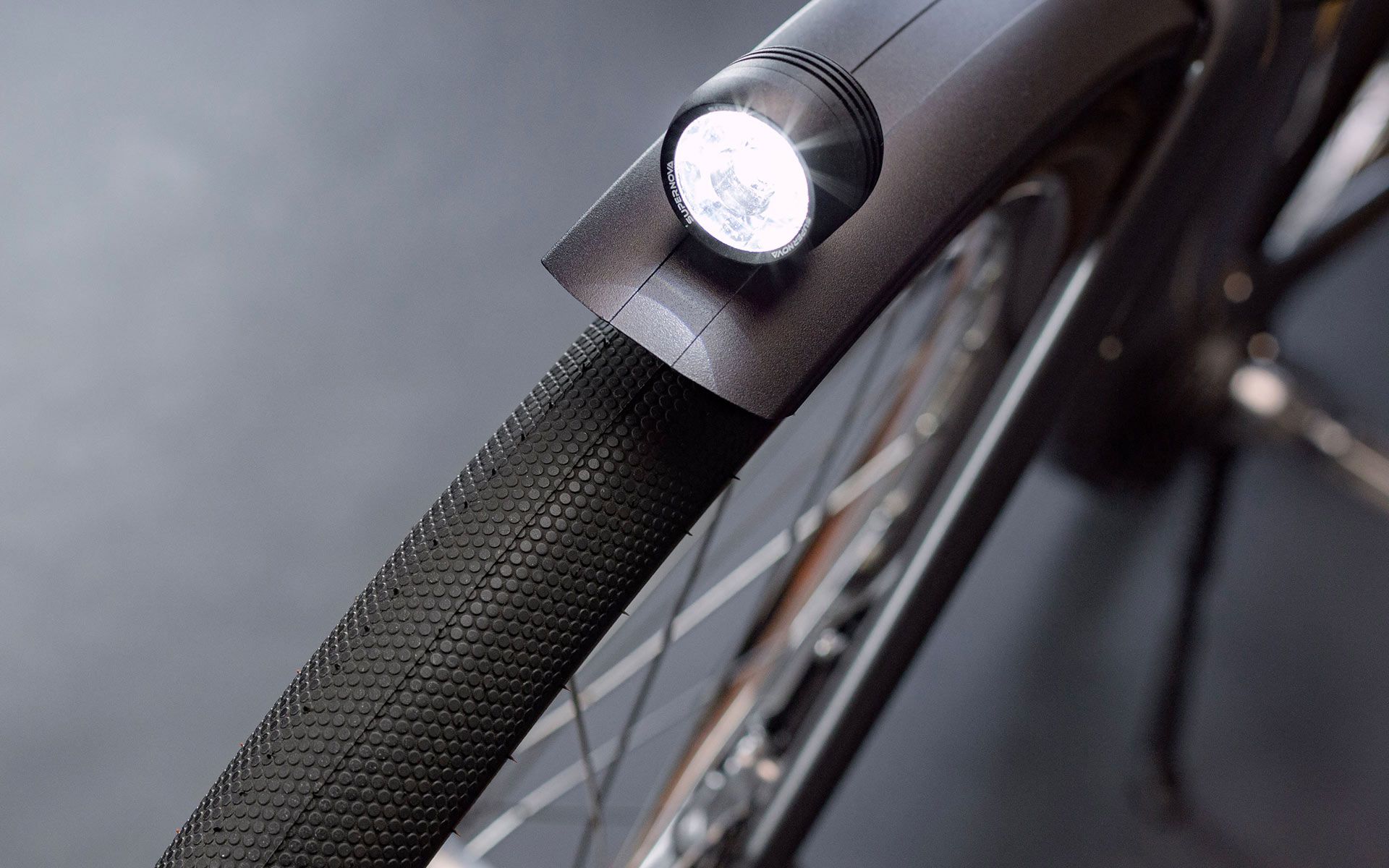 The Mini 2 front light has it all: thanks to the new Terraflux 3 lens, the brightness has been increased to more than 15%. In addition to the optimized reflector it creates an ideal road illumination.