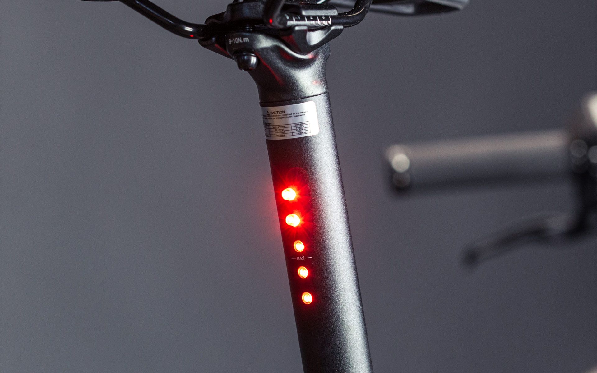 Five LEDs, recessed in the seat post, ensure optimum safety in road traffic from all angles.