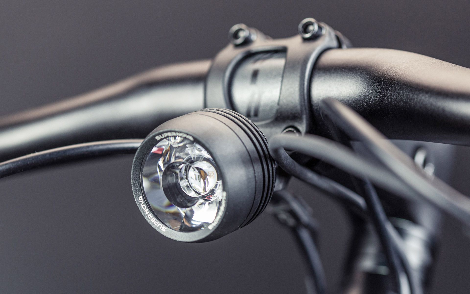 The Mini 2 front light has it all: thanks to the new Terraflux 3 lens, the brightness has been increased to more than 15%. In addition to the optimized reflector it creates an ideal road illumination.