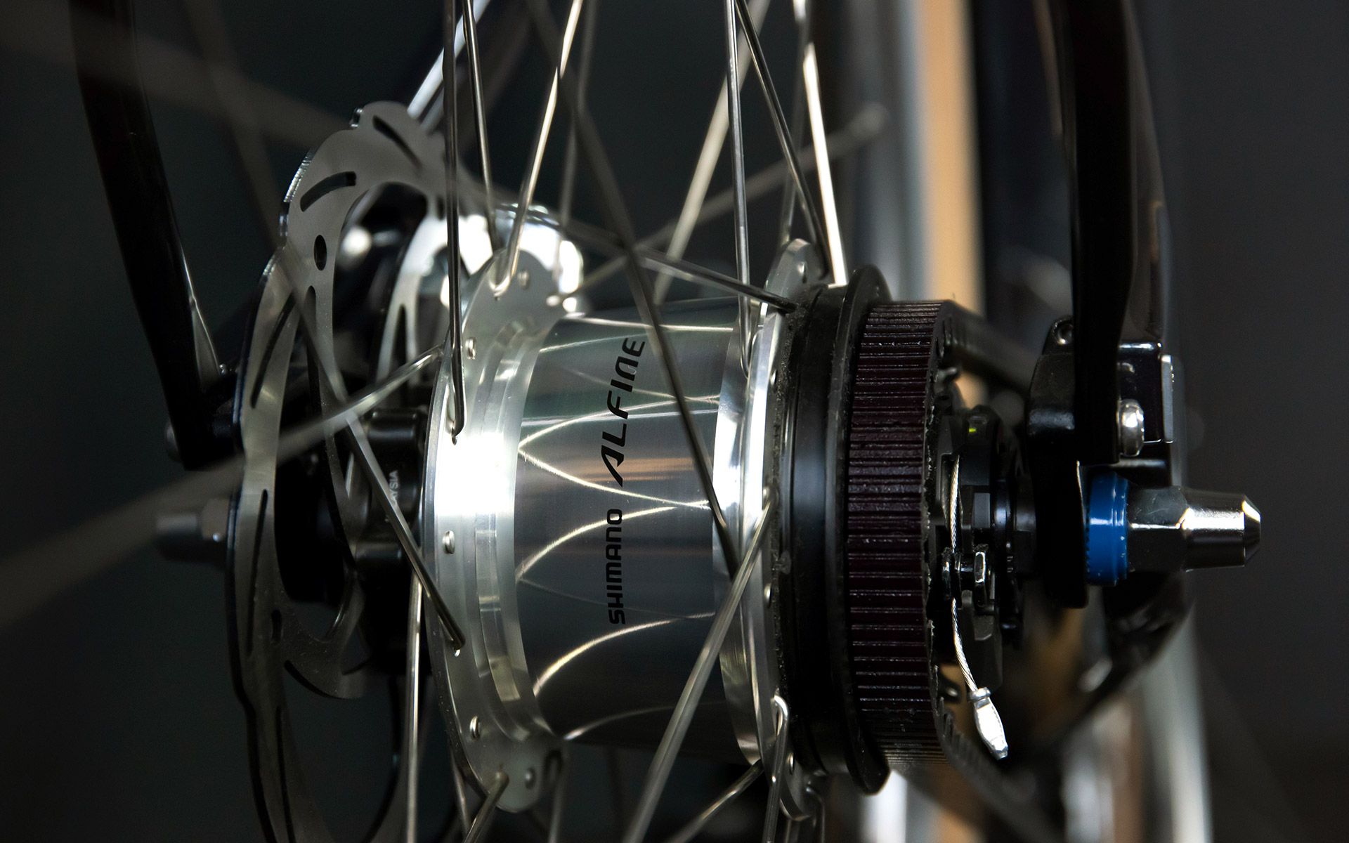 Die 8-Gang-Shimano-Alfine-Nabenschaltung ist die bewährte Wahl – leise und mit wenig Rollwiderstand bietet sie die ideale Ergänzung zum Bosch-Antrieb im Zusammenspiel mit Gates Carbon Drive. 
