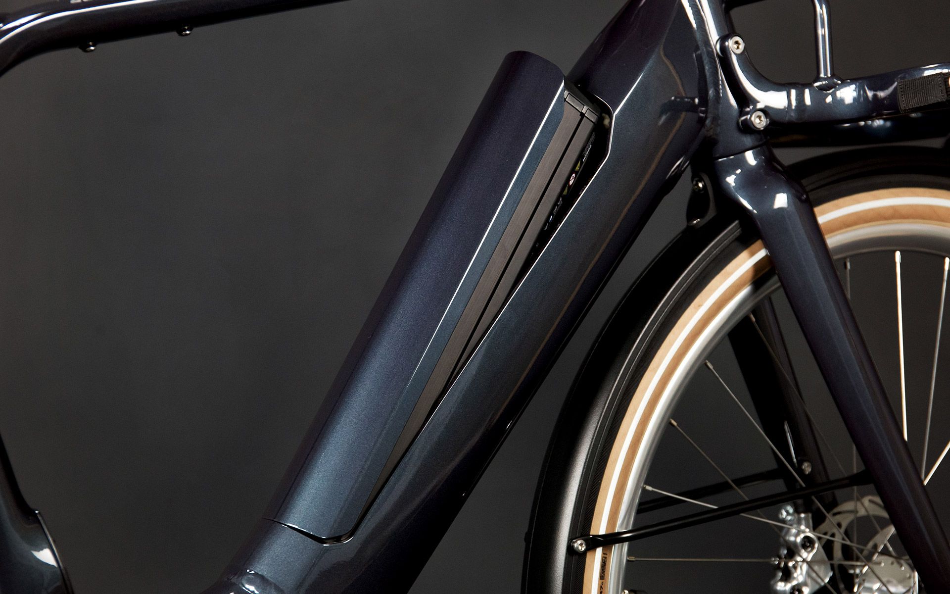 Der Akku PowerTube 500 bringt es auf eine Reichweite, welche, je nach Motorstufe, für mehrere Fahrten zur Arbeit, zum Einkaufen oder raus in die Natur reicht. Der Akku ist herausnehmbar und in 4,5 Stunden wieder vollständig aufgeladen. 