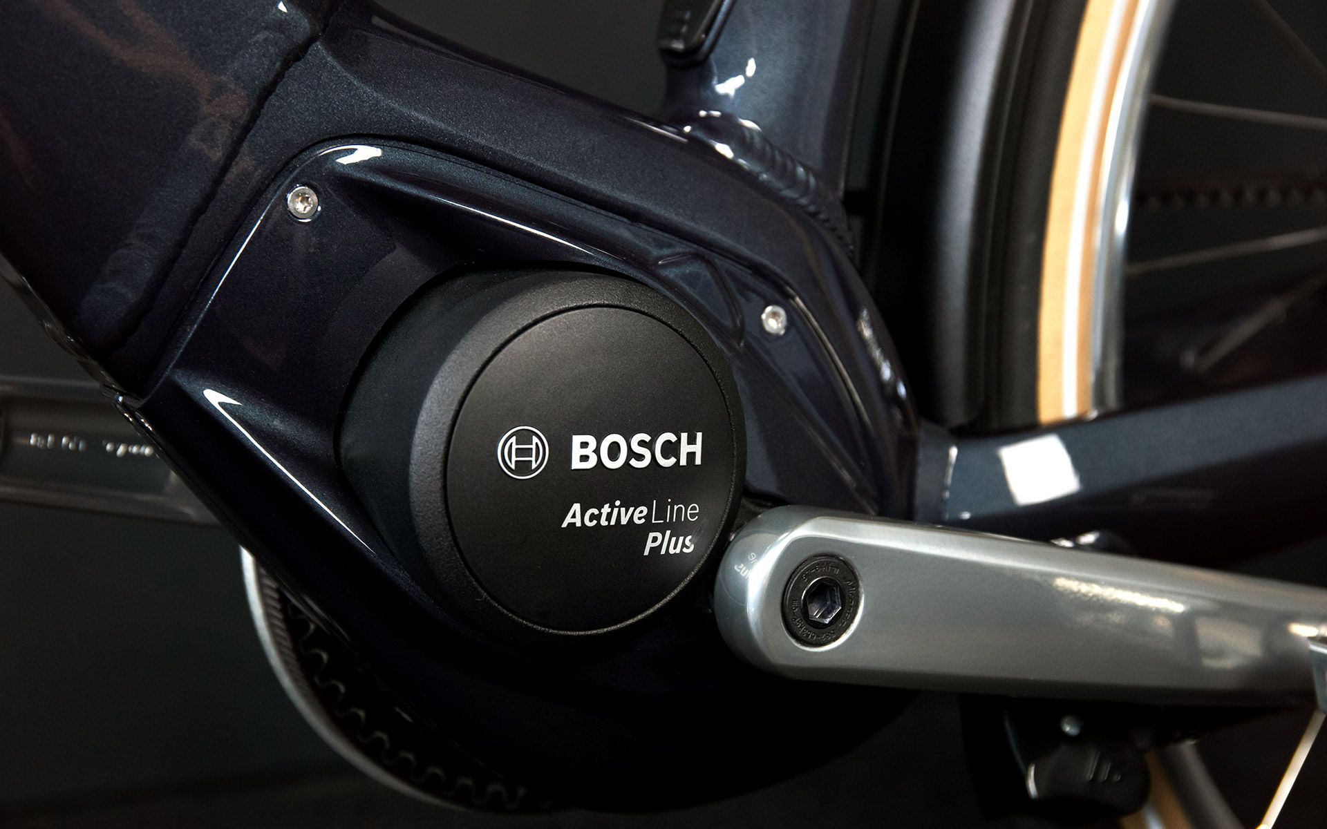 Die dritte Generation der Bosch-Motoren überzeugt durch eine hohe Reichweite und einen kaum spürbaren Tretwiderstand bei ausgeschaltetem Motor oder bei Fahrten über 25 km/h. Bei Steigungen analysiert der Motor das Zusammenspiel aus Schaltung, Drehmoment und Trittfrequenz und sorgt für einen optimalen Wirkungsgrad. 