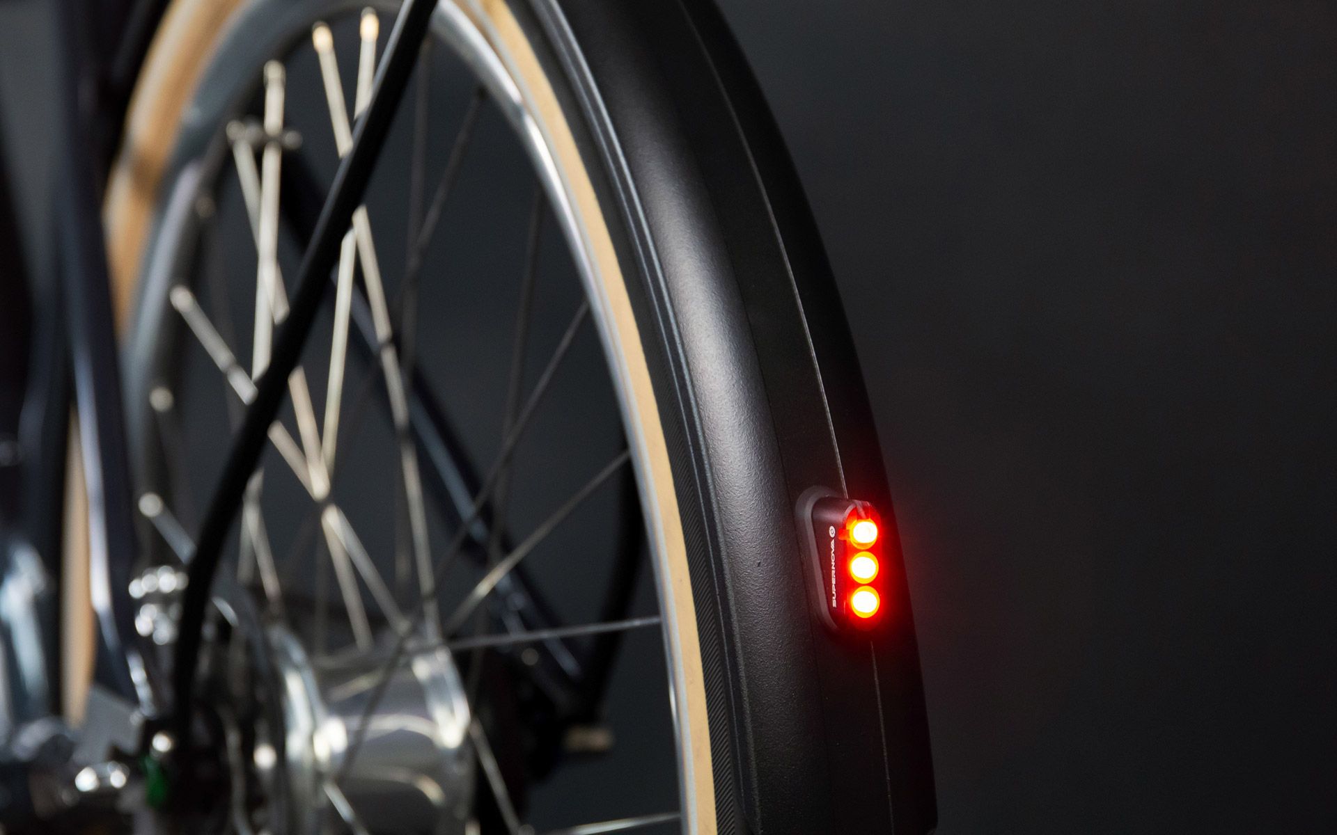 Das Supernova-E3-Tail-Light mit Standlichtfunktion komplettiert die hochwertige Lichtanlage und besticht durch Leuchtkraft, Leichtigkeit und Gesetzeskonformität. Es ist das hellste Rücklicht mit Straßenzulassung und bringt dabei nur 12 g auf die Waage. 