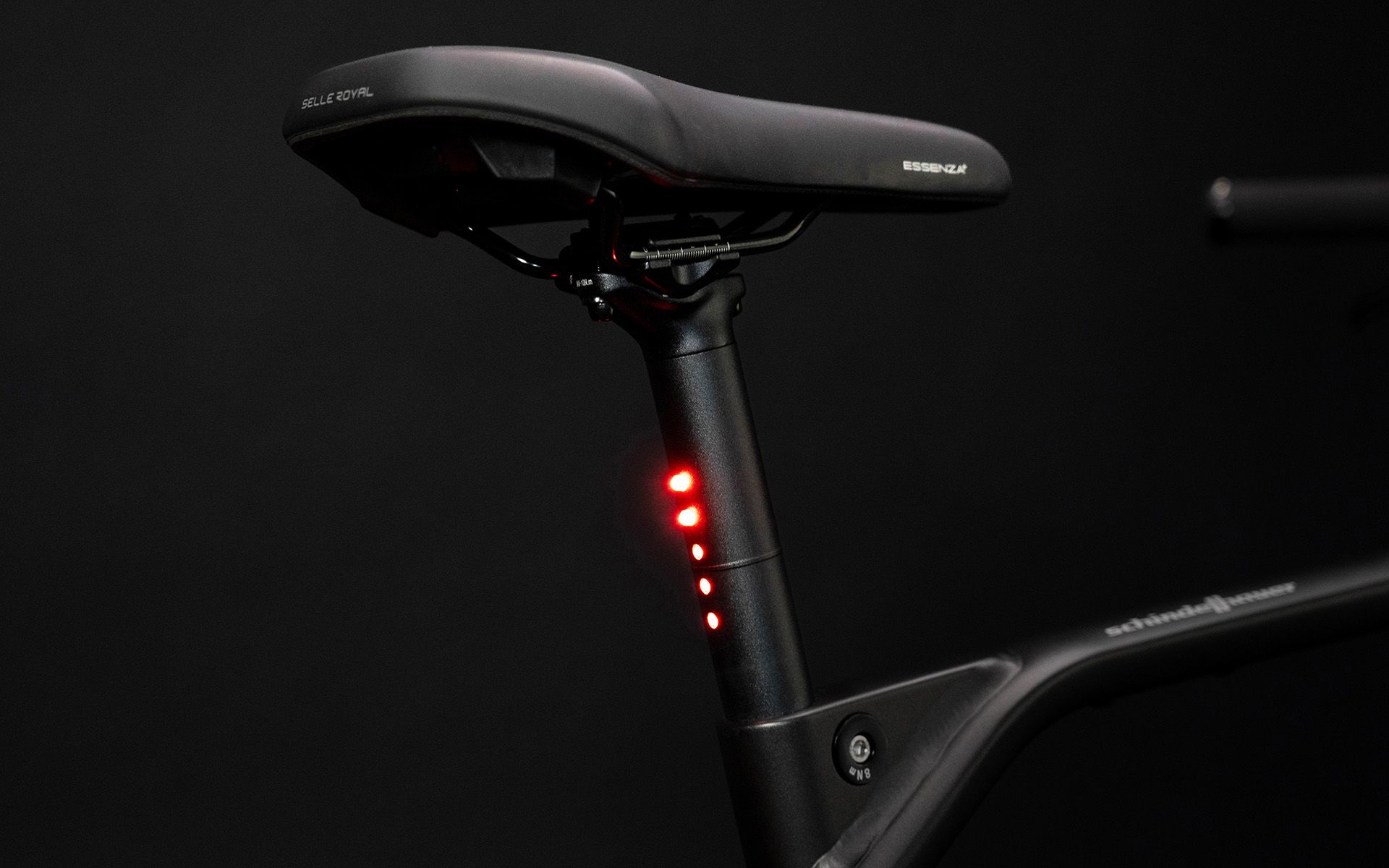 Fünf LEDs, versenkt in der Sattelstütze, sorgen aus allen Blickwinkeln für optimale Sicherheit im Straßenverkehr.