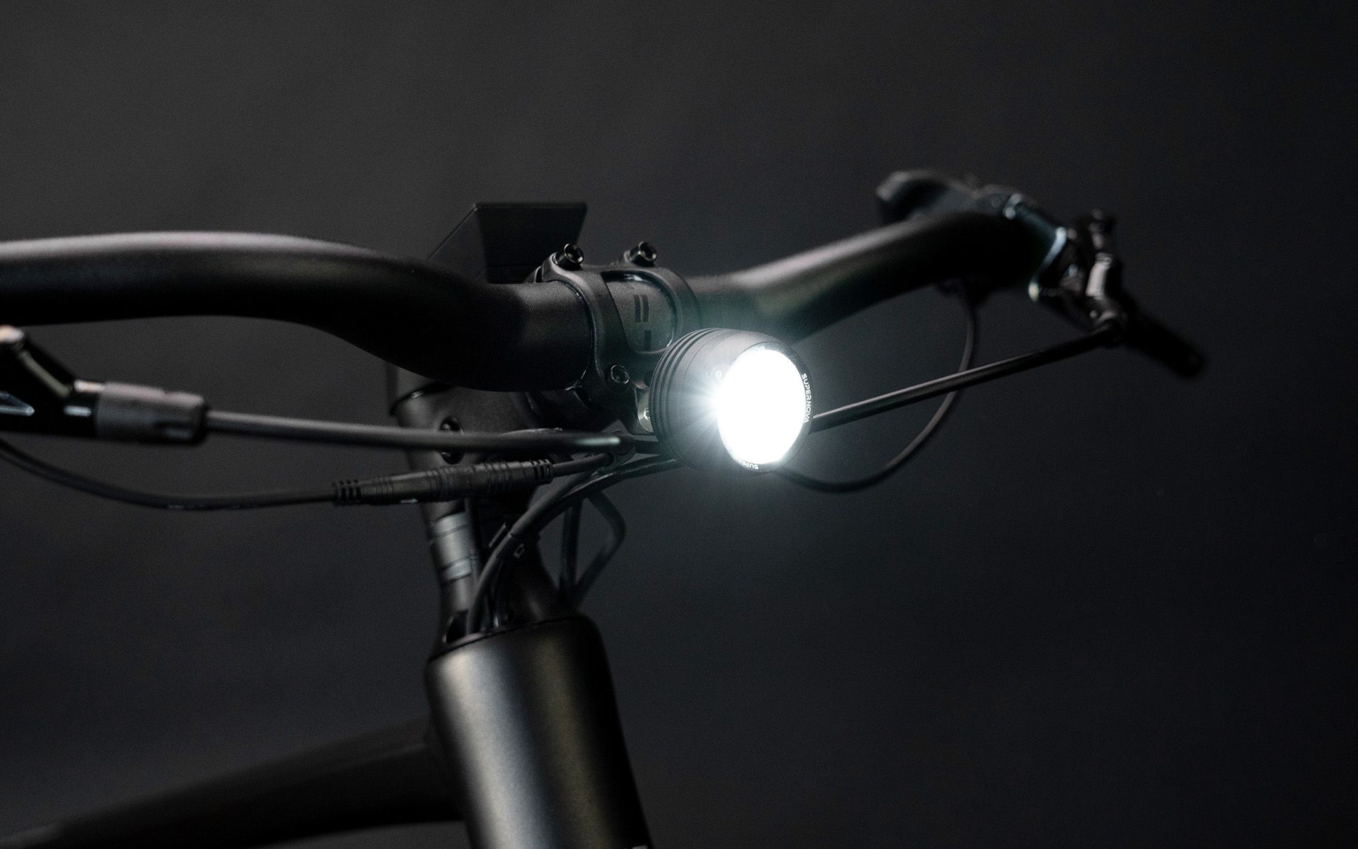 Die Supernova-Mini-2-Frontleuchte hat es in sich: Durch die neue Terraflux-3-Linse wurde die Helligkeit auf über 15 % erhöht, die zusätzlich zum optimierten Reflektor eine flächige Ausleuchtung der Straße erzeugt.