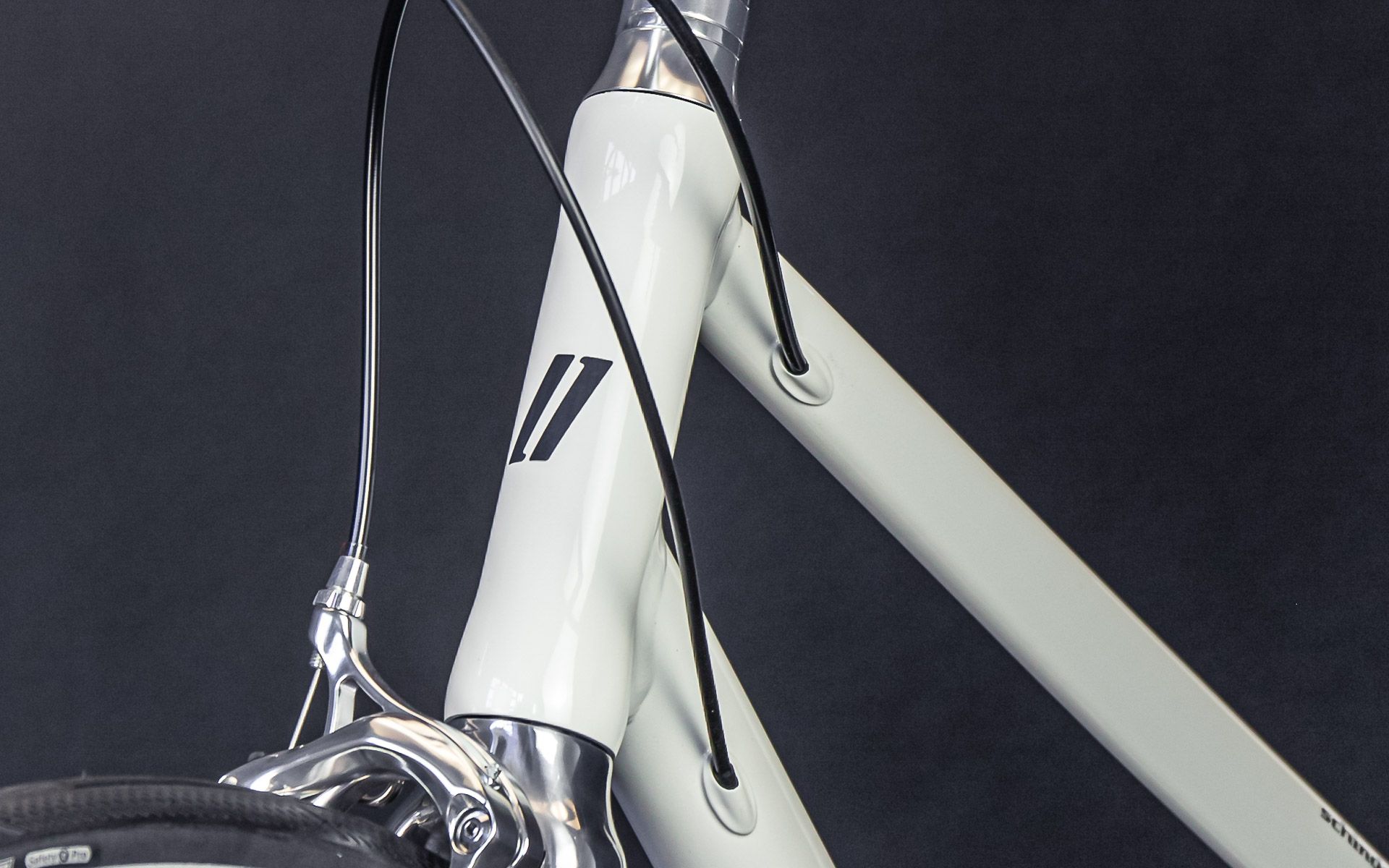 We’ve fully integrated the Tange cartridge bearing, so it accentuates the head tube. Seamless joints around the bicycle fork and stem area lend a flawless finish, creating the impression that the bike is cast from one piece of metal. 

