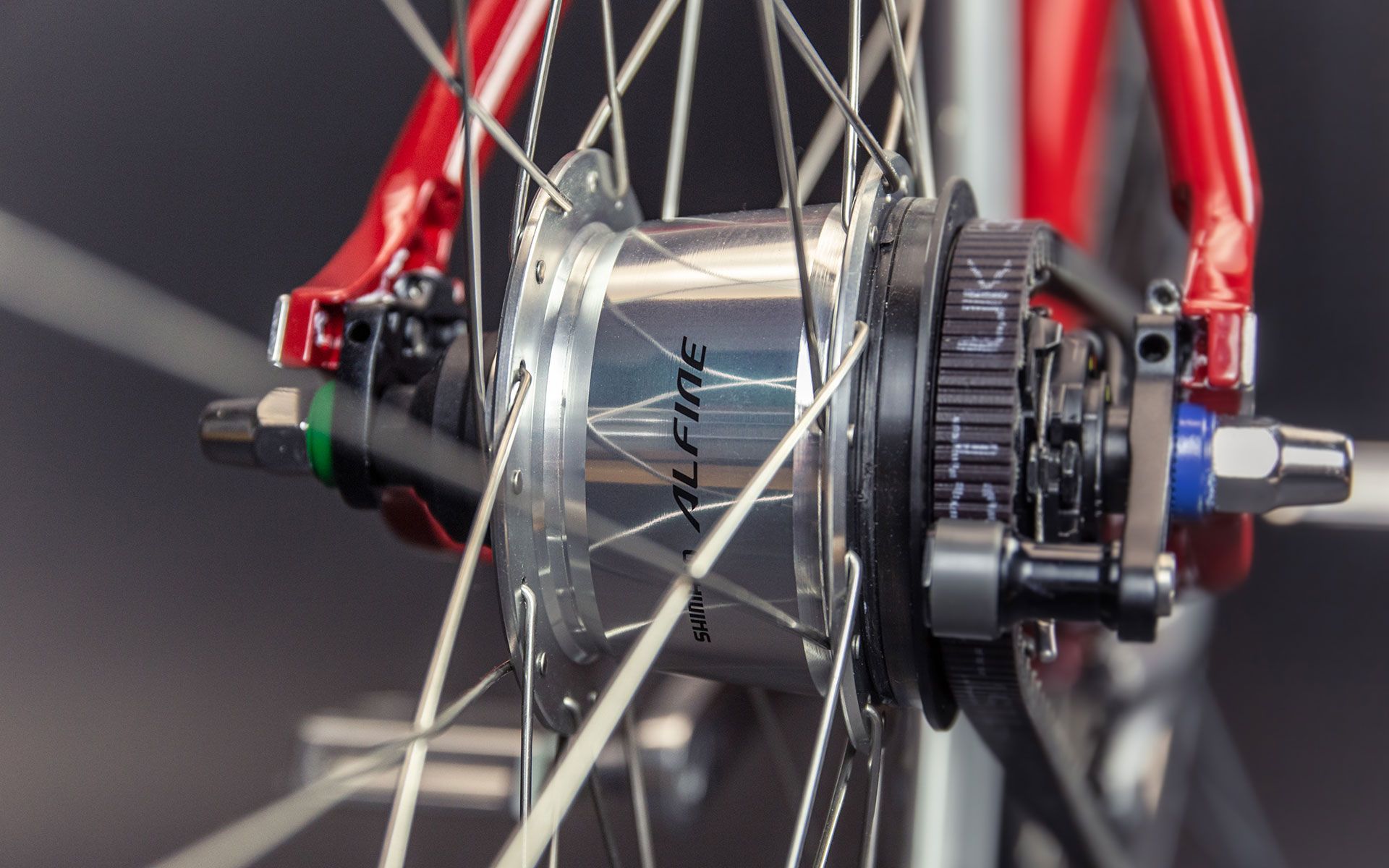 With a spread of 307% for the 8-speed hub, it offers enough leeway for any terrain. The pawl-free freewheel is super-quiet and an ideal complement to the silent belt drive.

